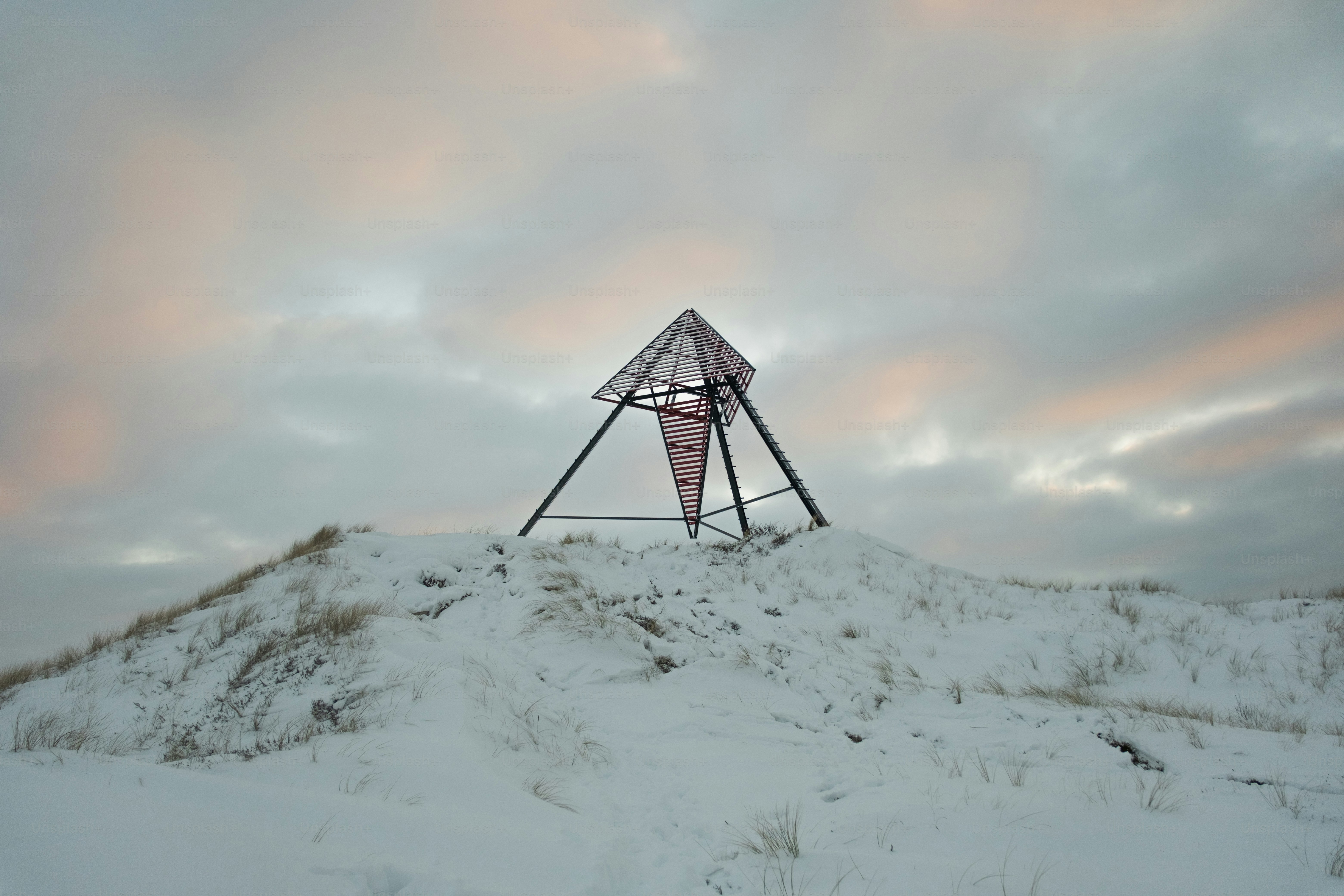 Colline enneigée avec une structure moderne au sommet