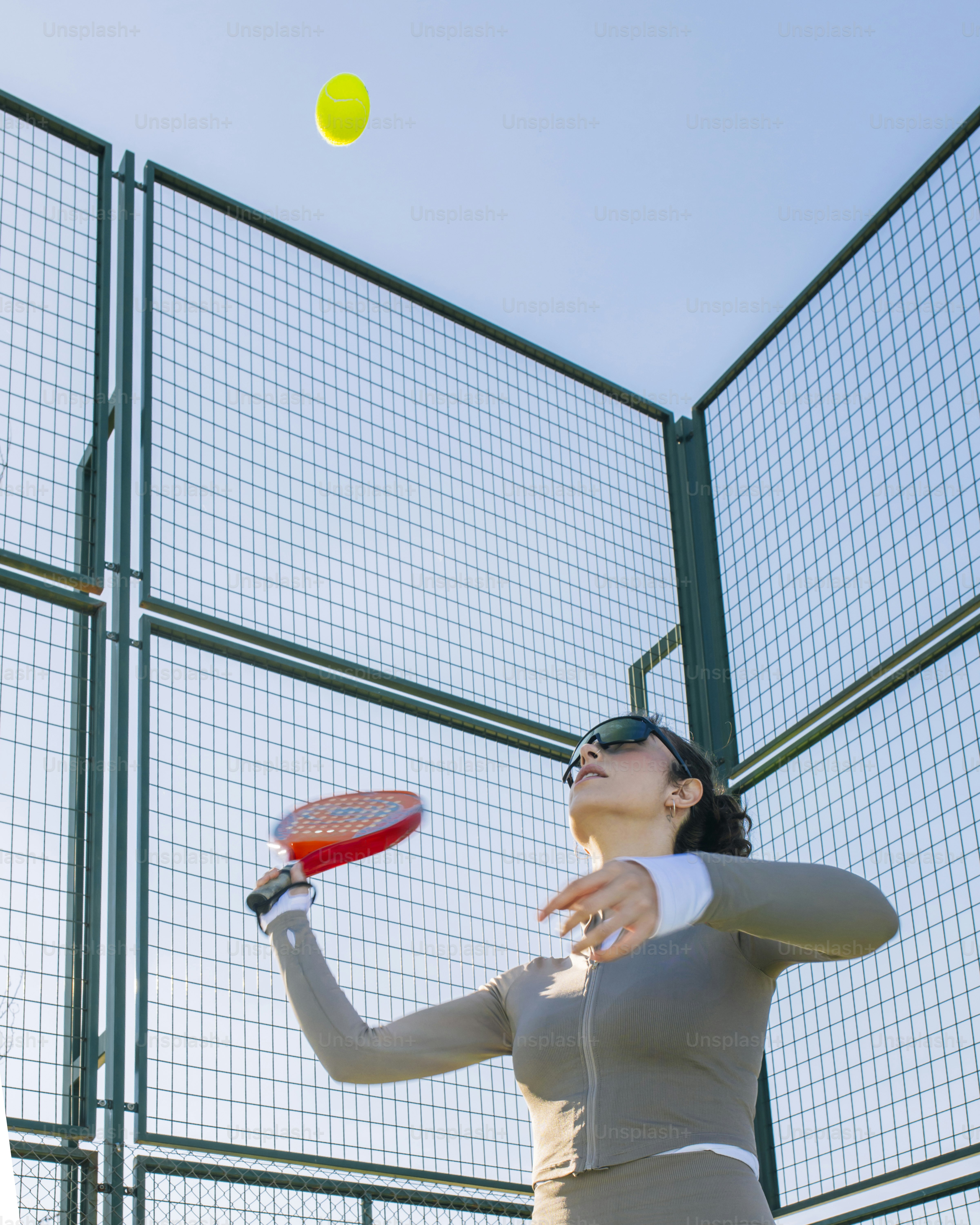 Frau spielt Paddle-Tennis, schlägt den Ball