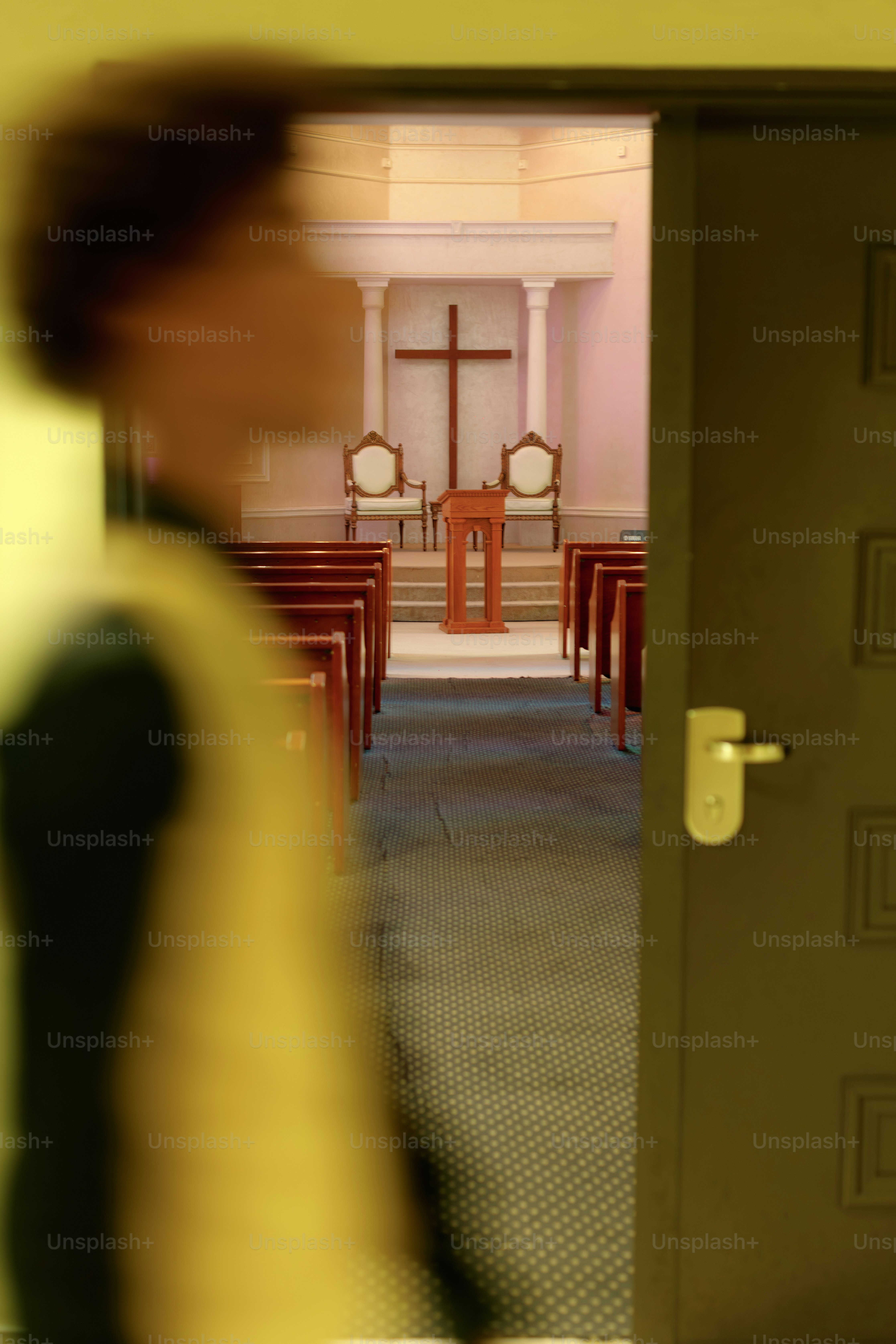 人が開いた扉の前を通り過ぎ、礼拝堂に入る。