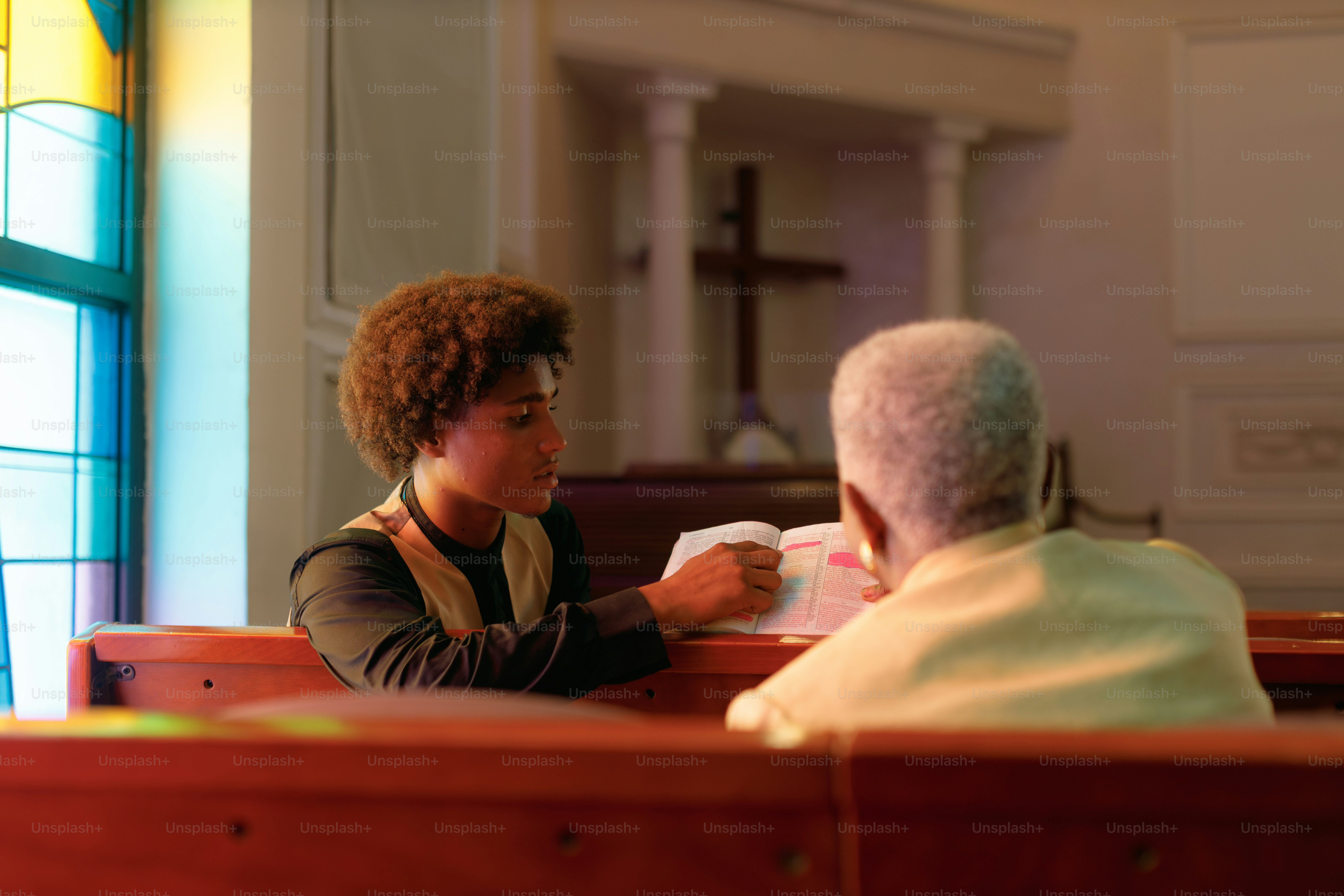 教会で二人が本を読んでいる