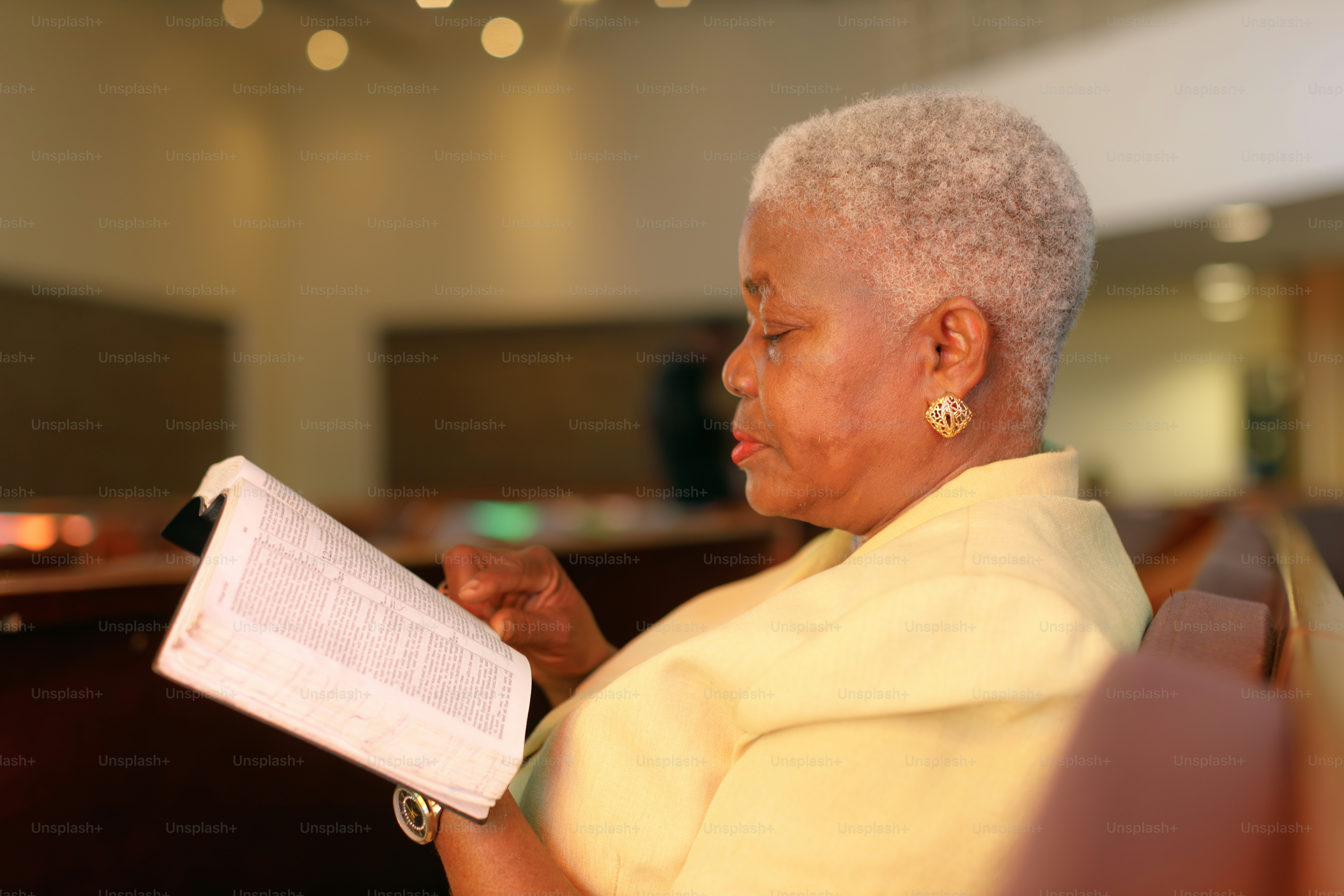 教会で本を読んでいる年配の女性。