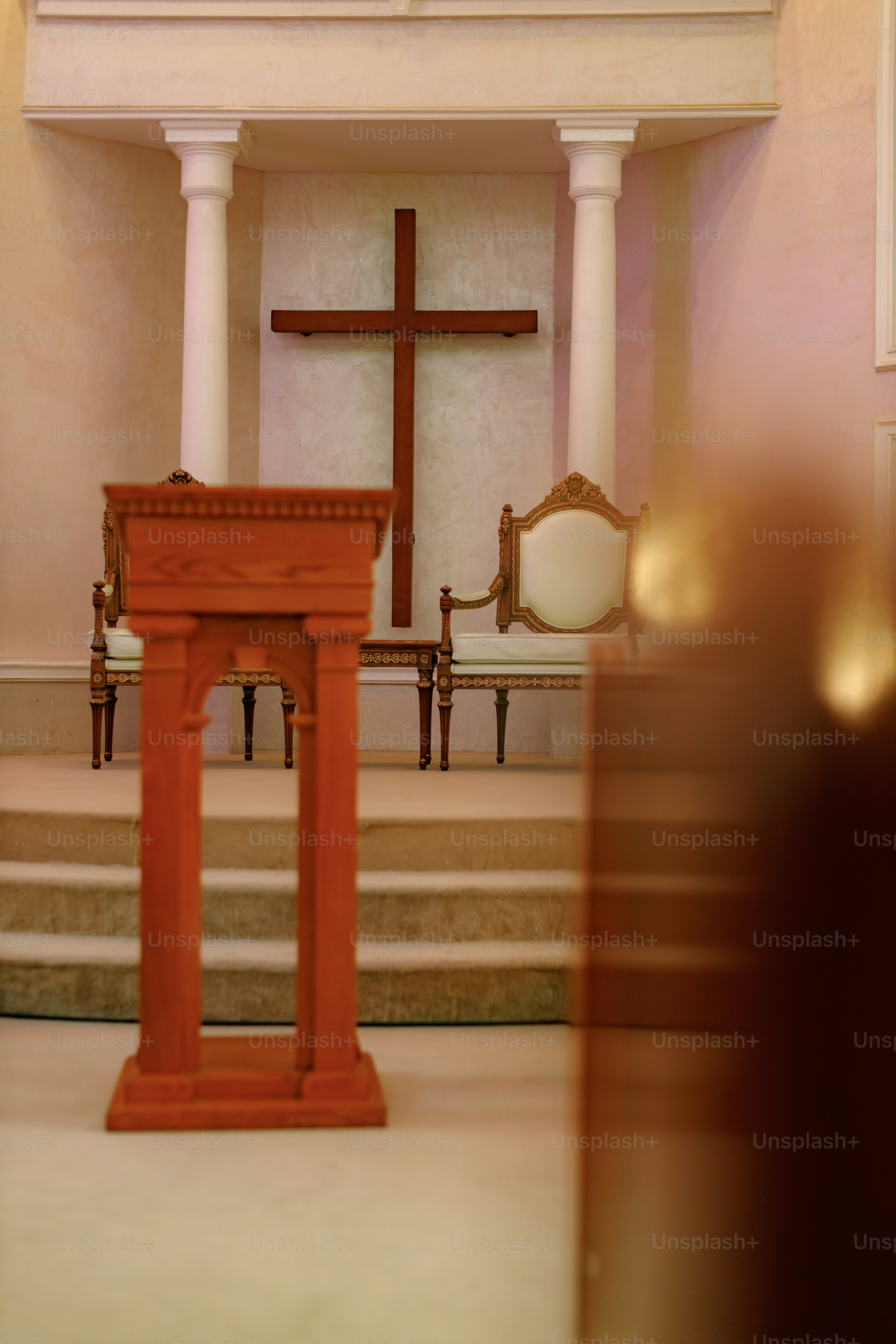 教会の椅子の上に立つ木製の十字架