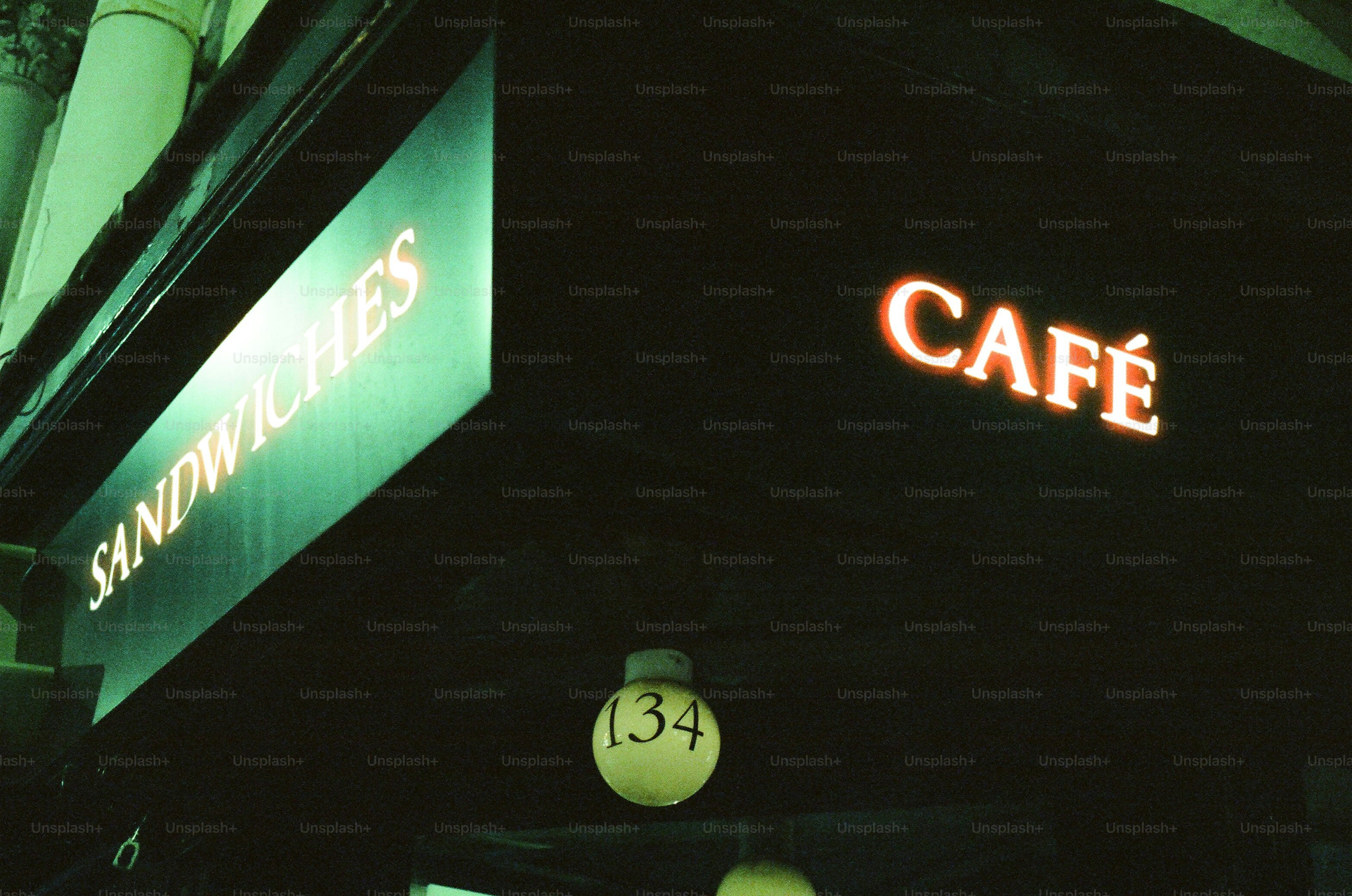 Café und Sandwiches sind nachts beleuchtet