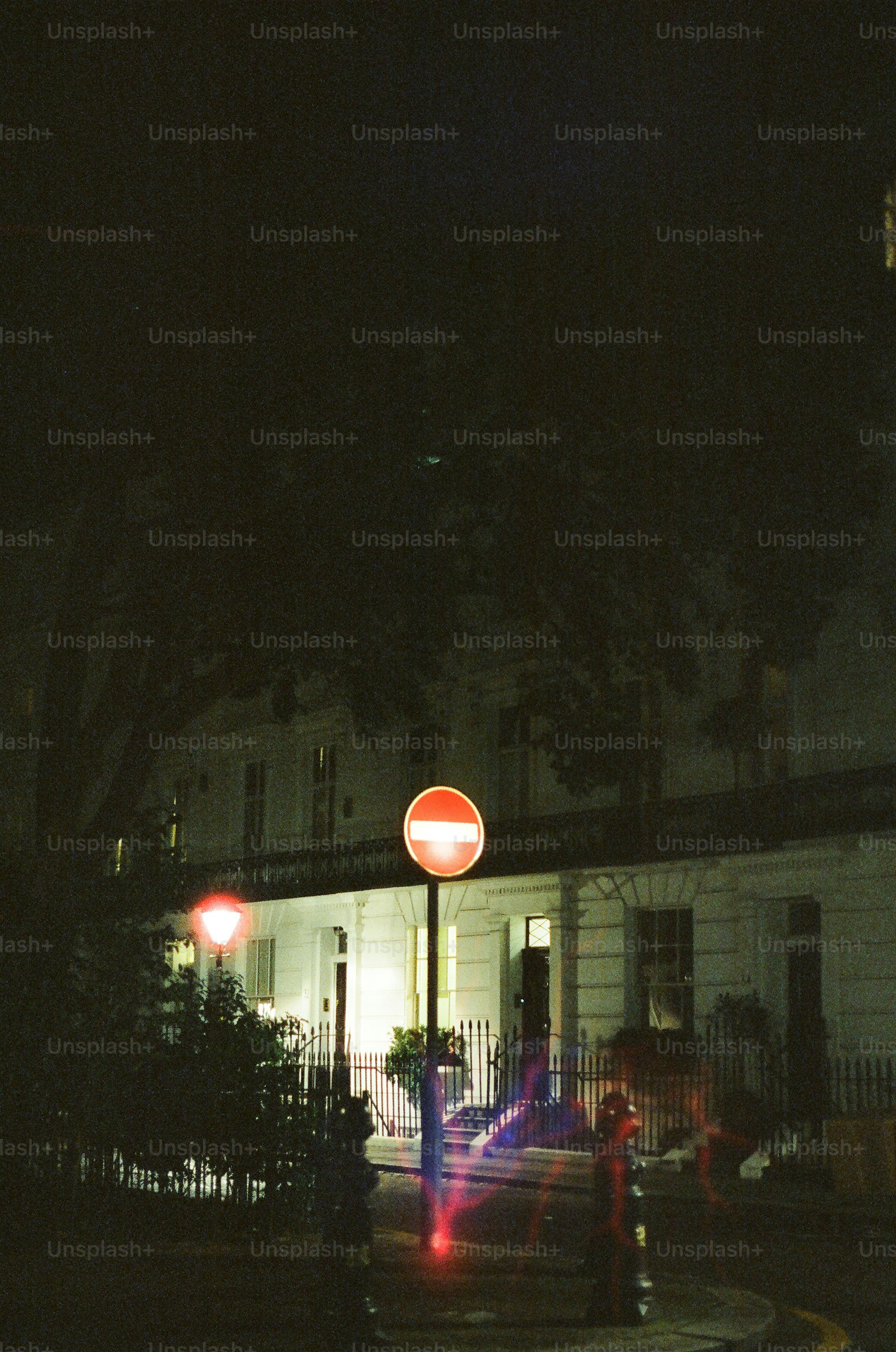 Un cartello di divieto di ingresso di notte in una strada.