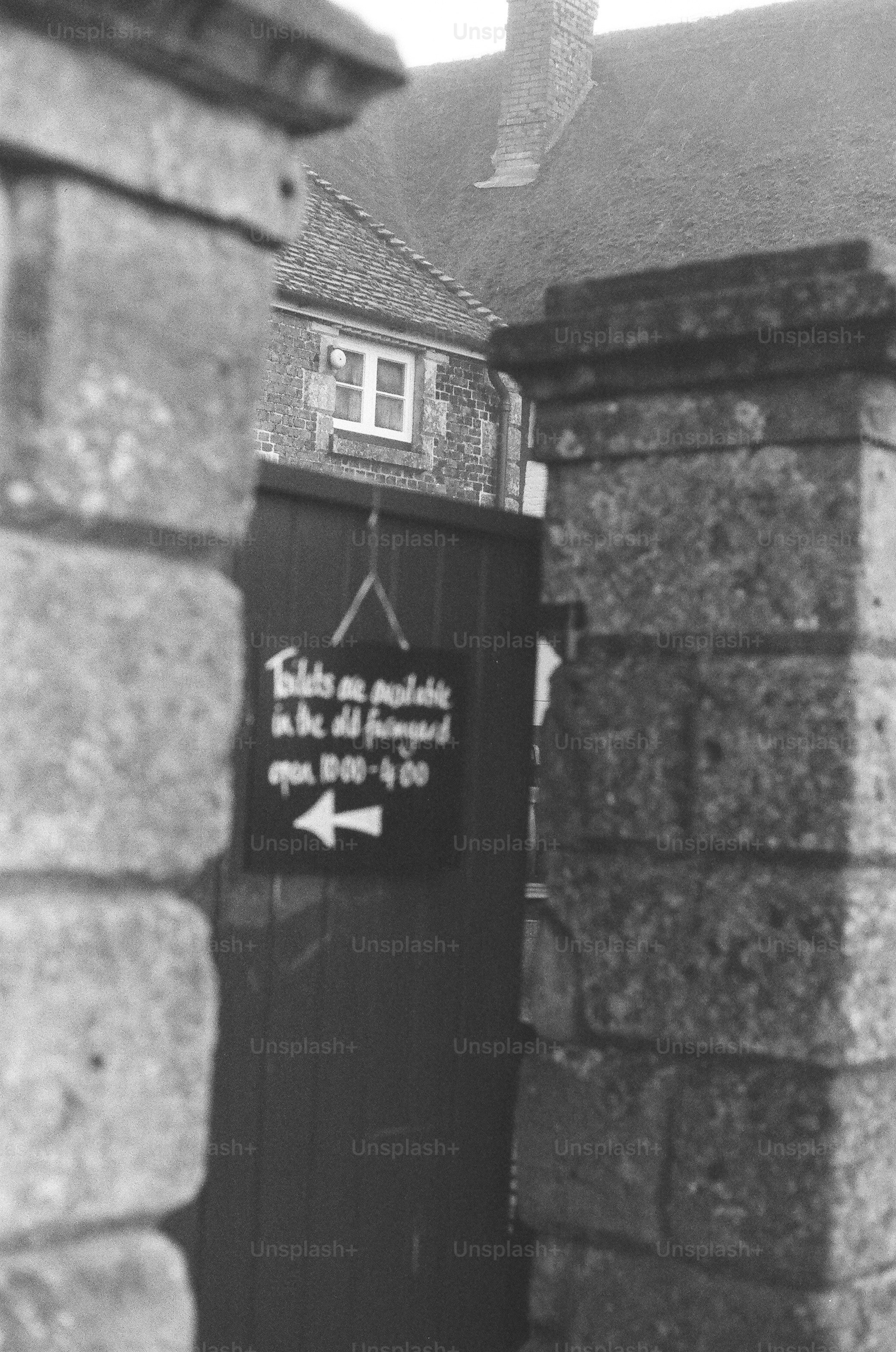 옛 농장 마당에 화장실이 있으며, 10시부터 4시까지 열려 있습니다