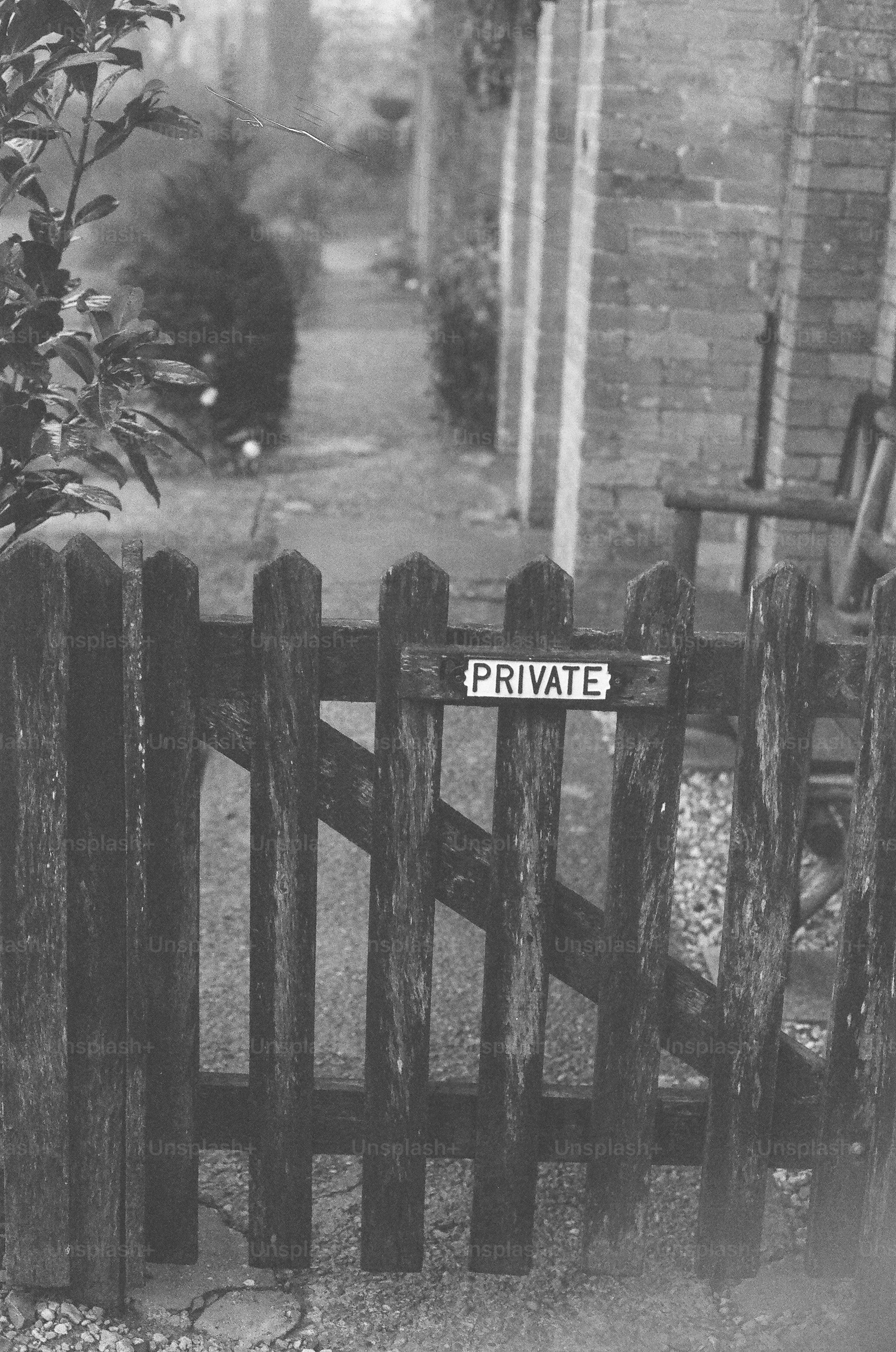 Holztor mit einem "privaten" Schild