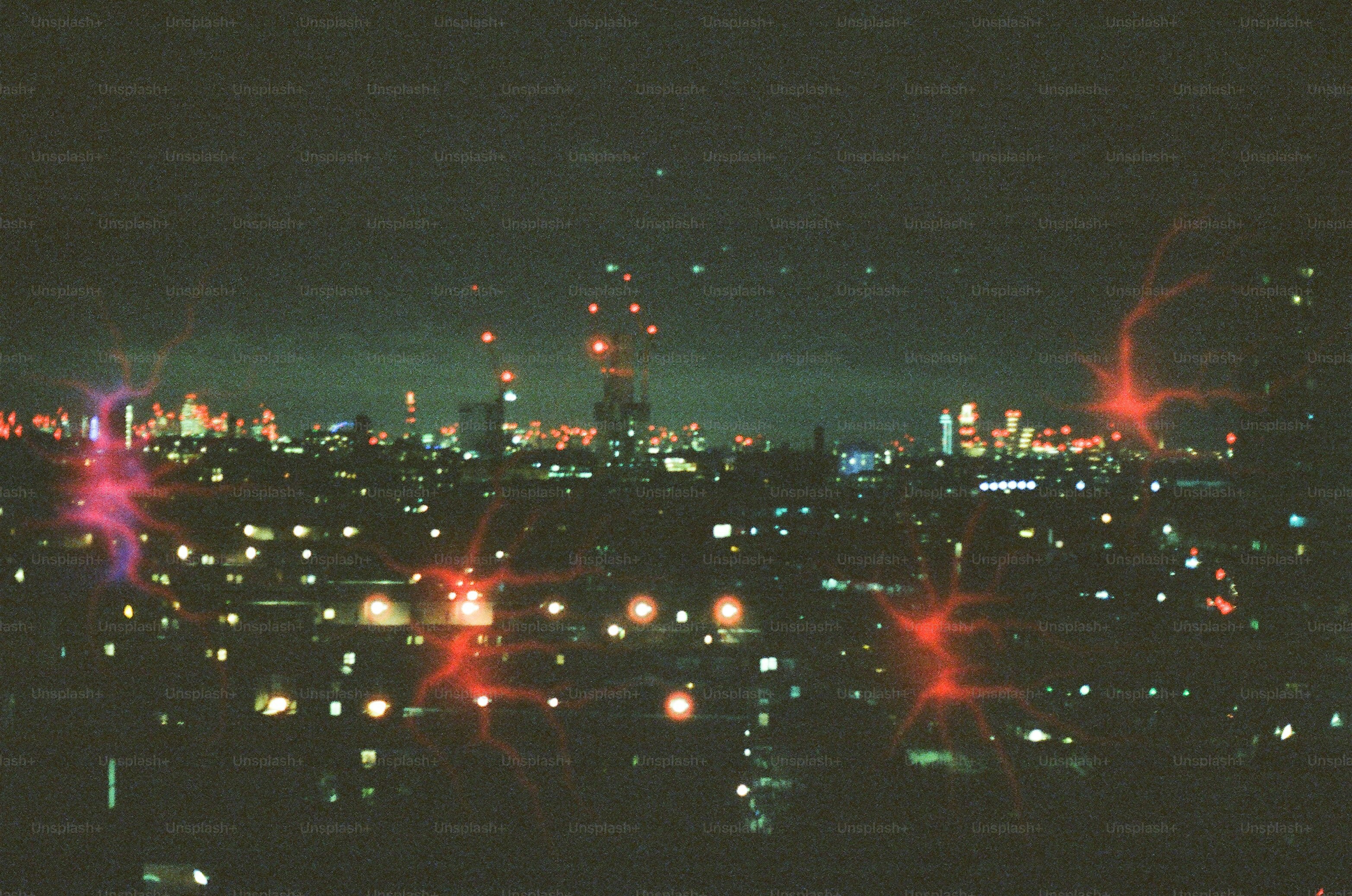 Stadtskyline nachts mit leuchtenden Lichtern