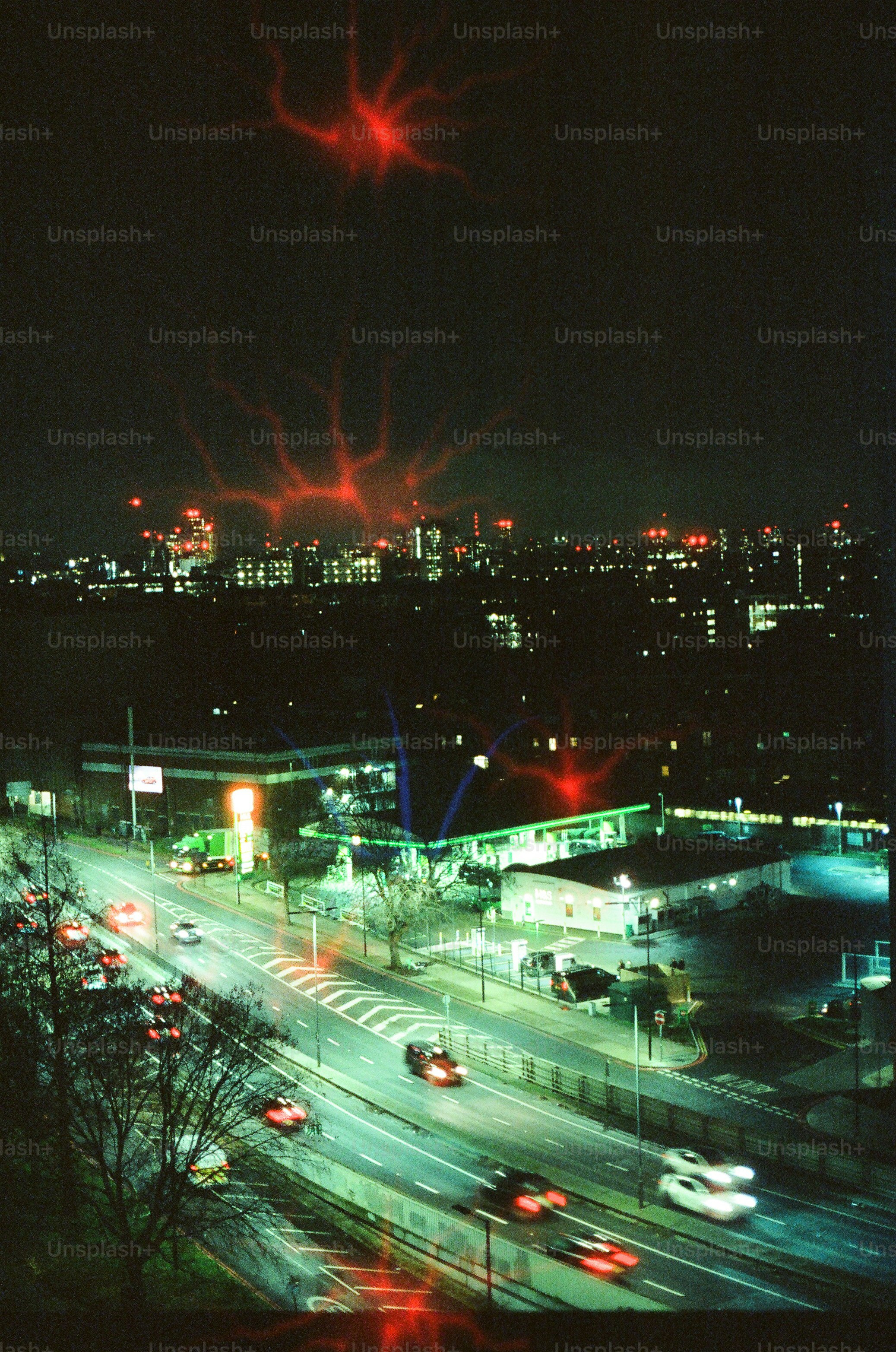 Paesaggio urbano di notte con strisce di luce rossa