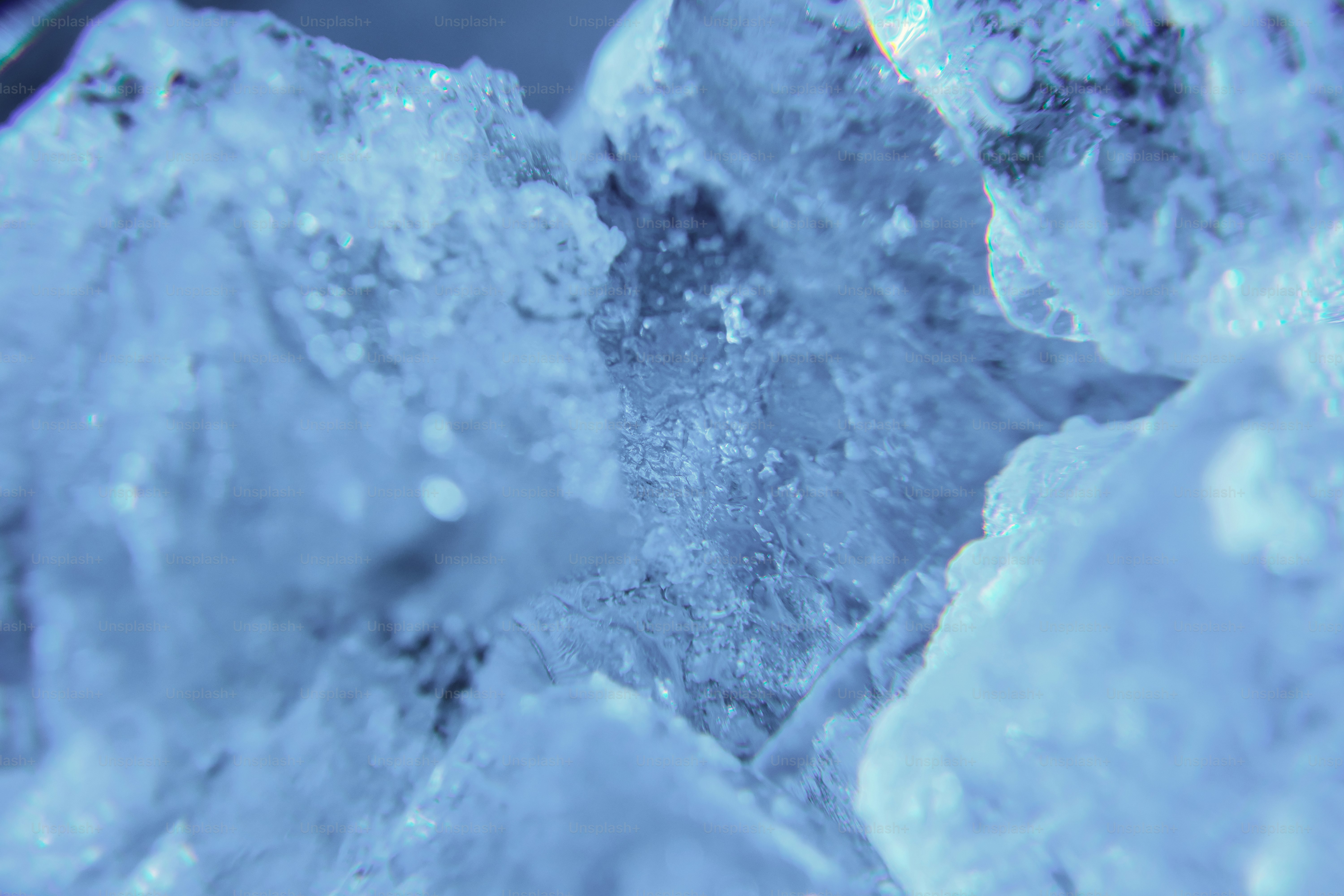 Close-up view of jagged ice crystals. photo – Background Image on Unsplash