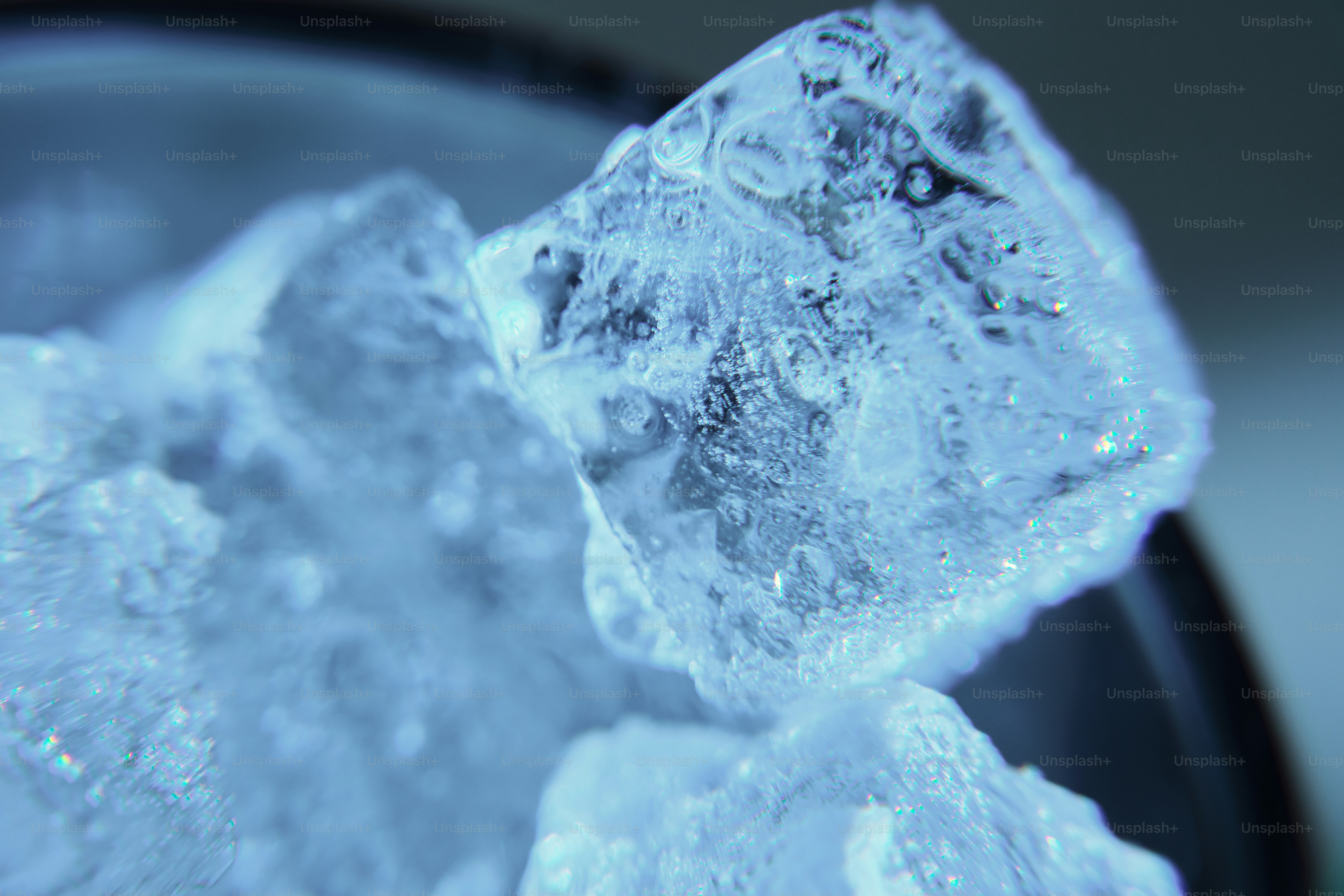 Close-up of clear ice cubes with light reflections. photo – Abstract ...