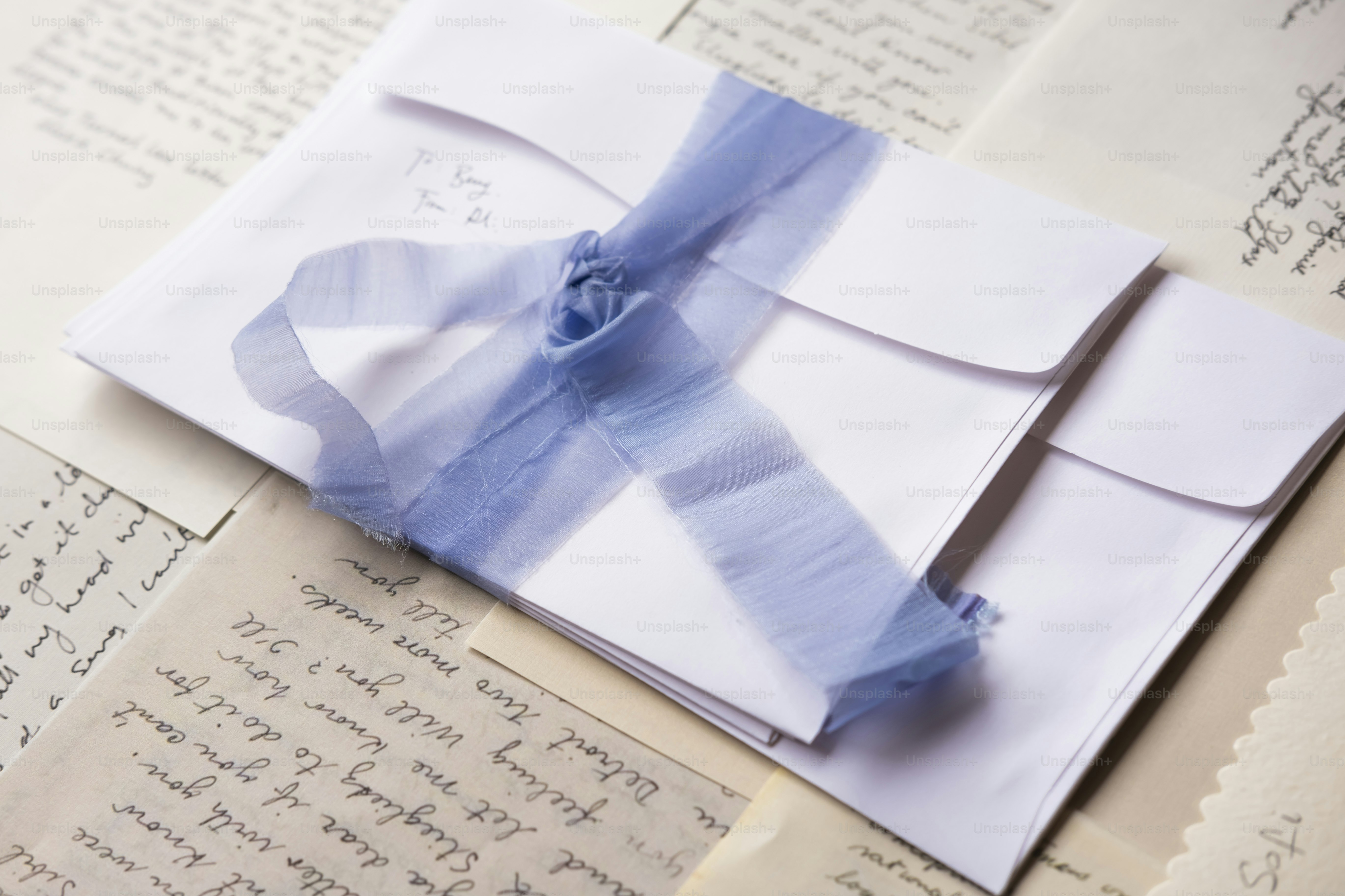 Weiße Umschläge, gebunden mit einem blauen Band