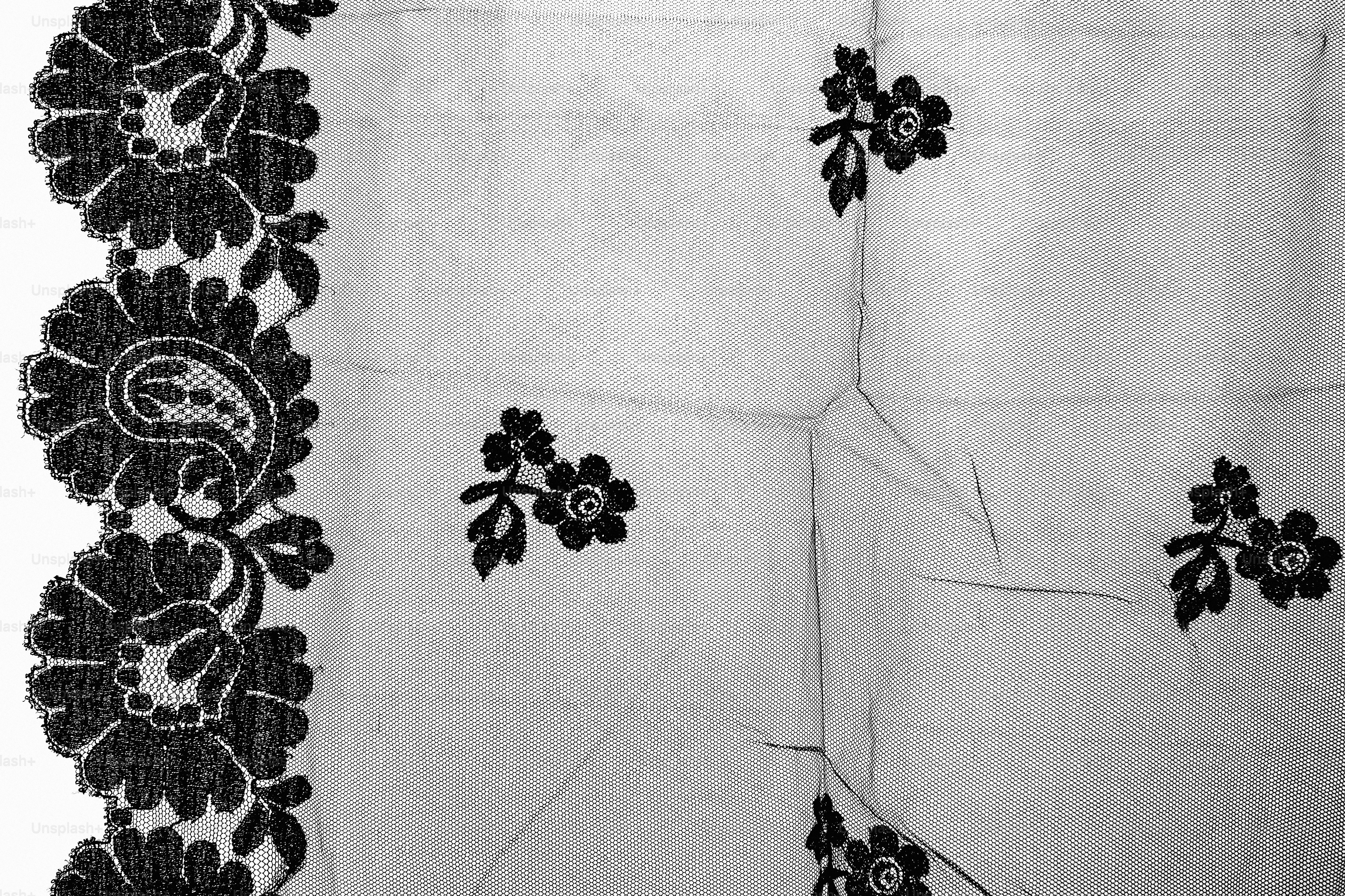 Tissu blanc avec motif de broderie florale foncée