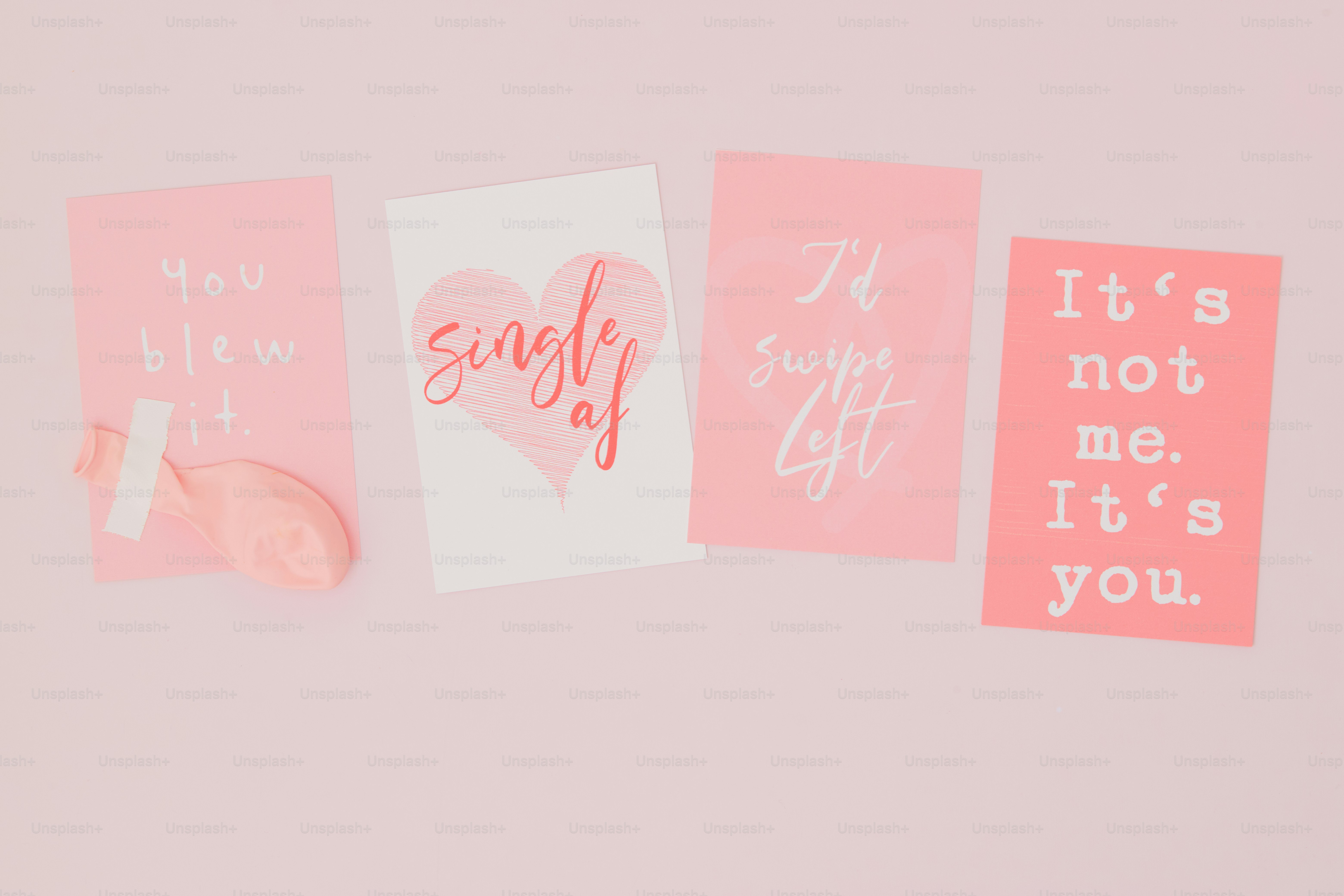 Quatre cartes roses avec différentes phrases et motifs.