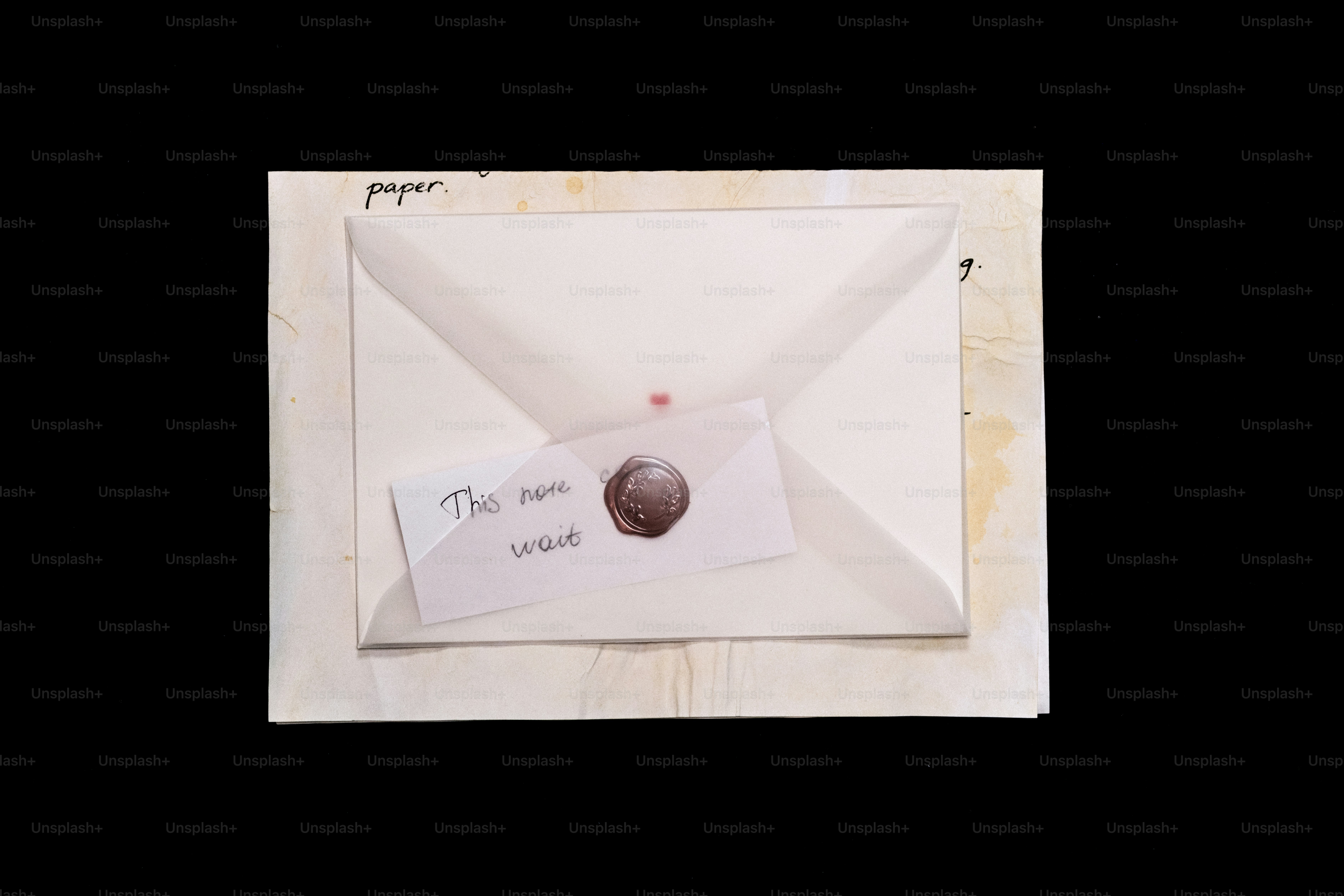 Amplop tertutup dengan segel lilin dan catatan tulisan tangan.