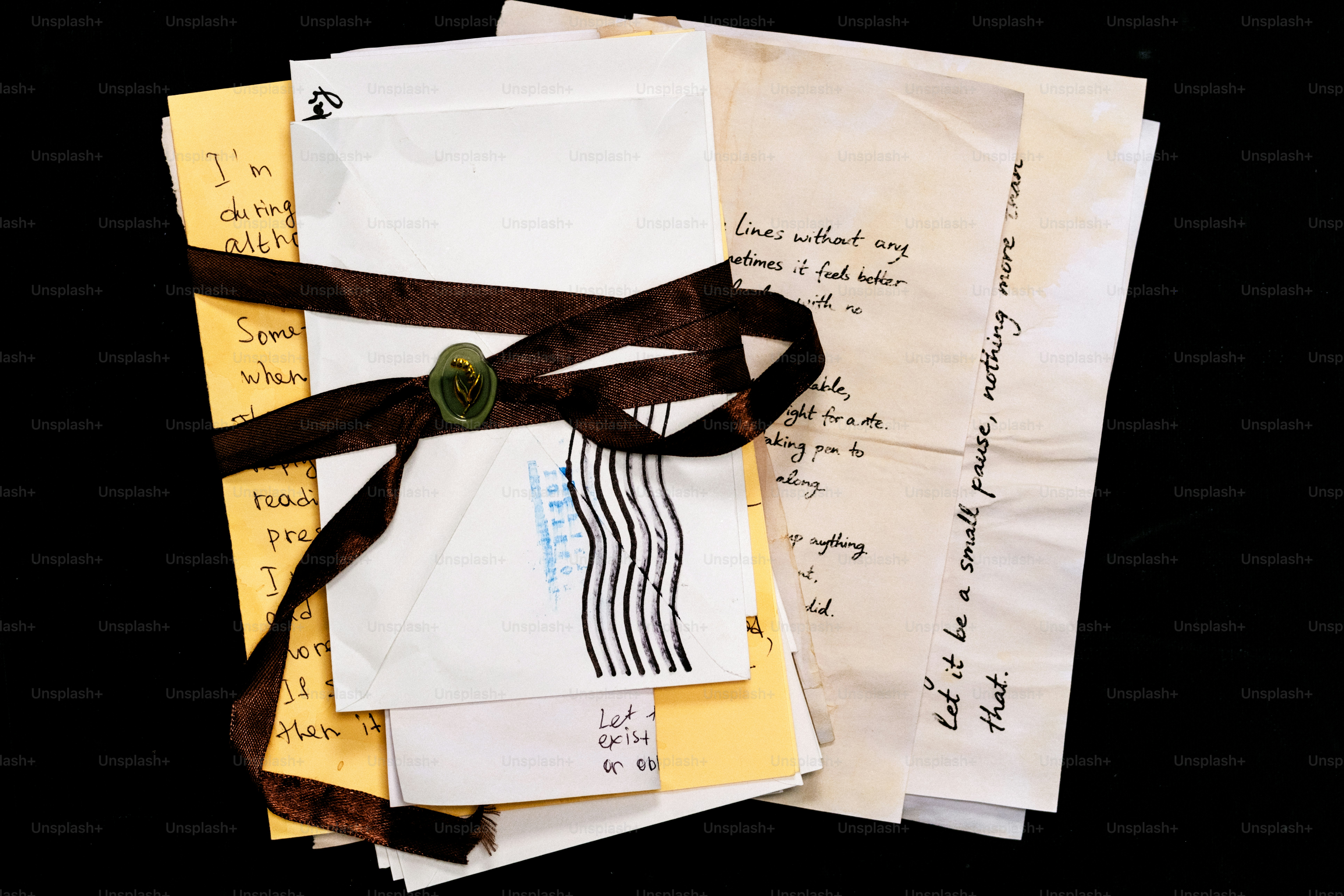 Pila di lettere legate con un nastro scuro