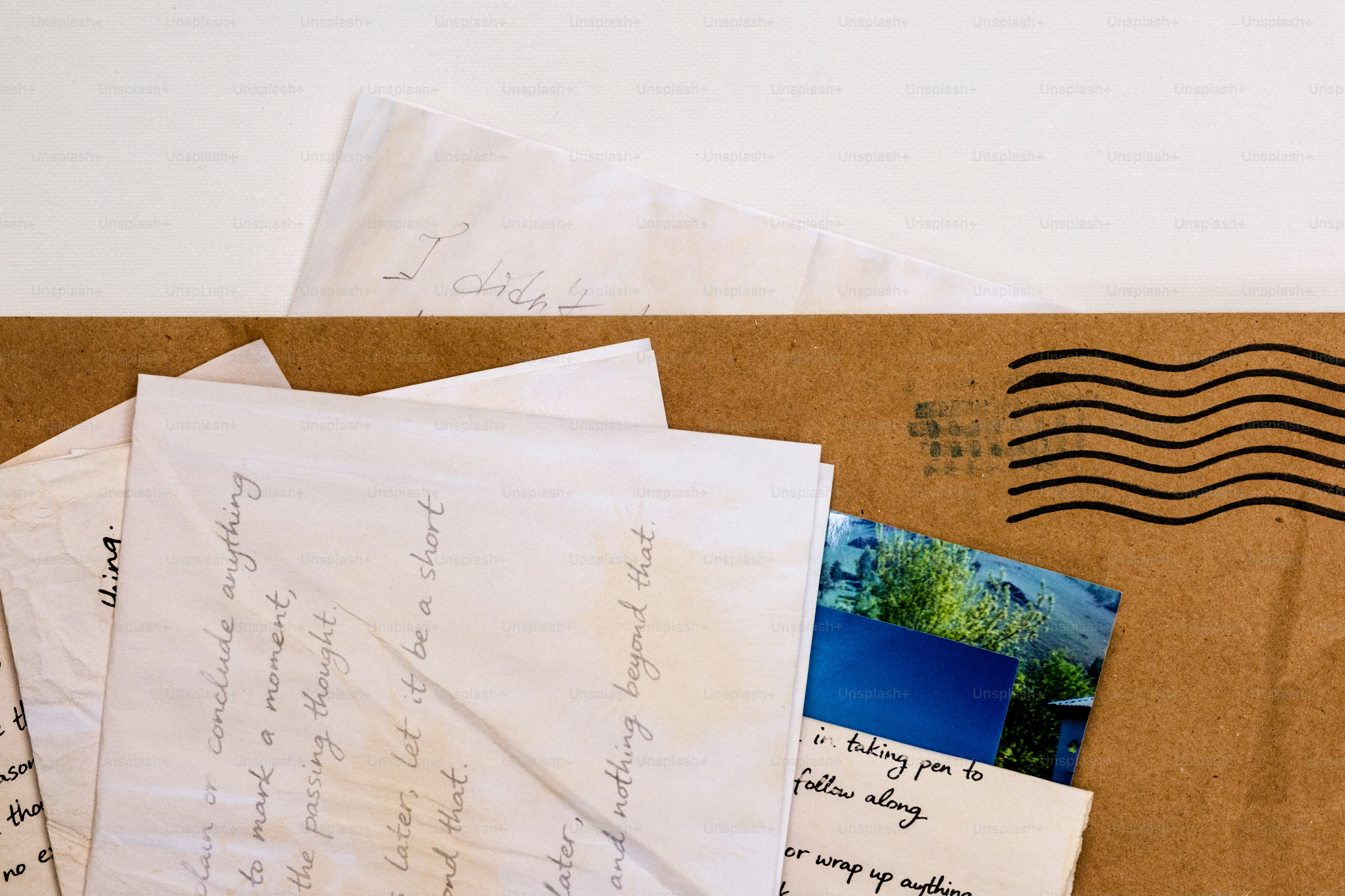 Cartas y una fotografía en un sobre marrón.