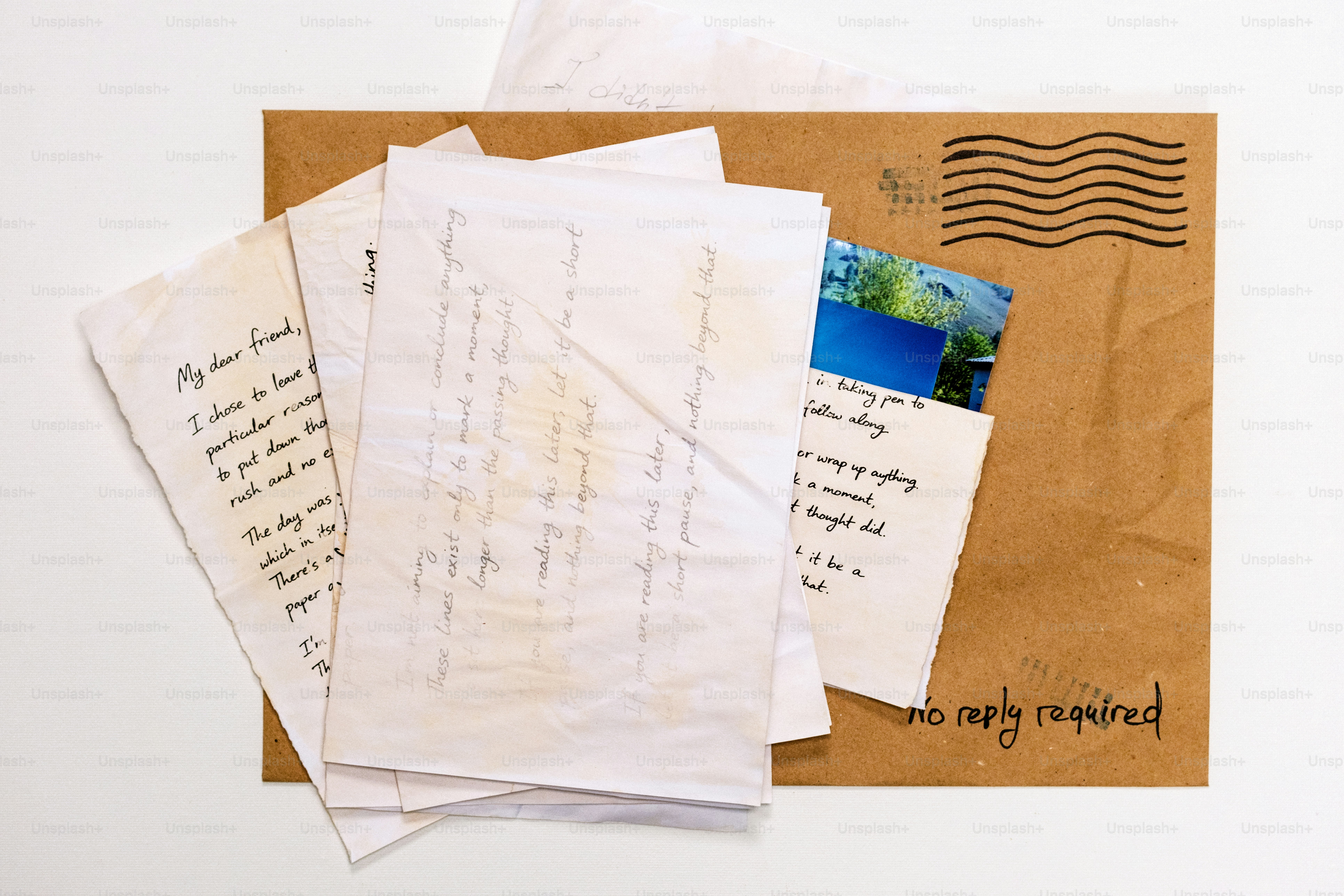 Cartas y postales dentro de un sobre marrón.