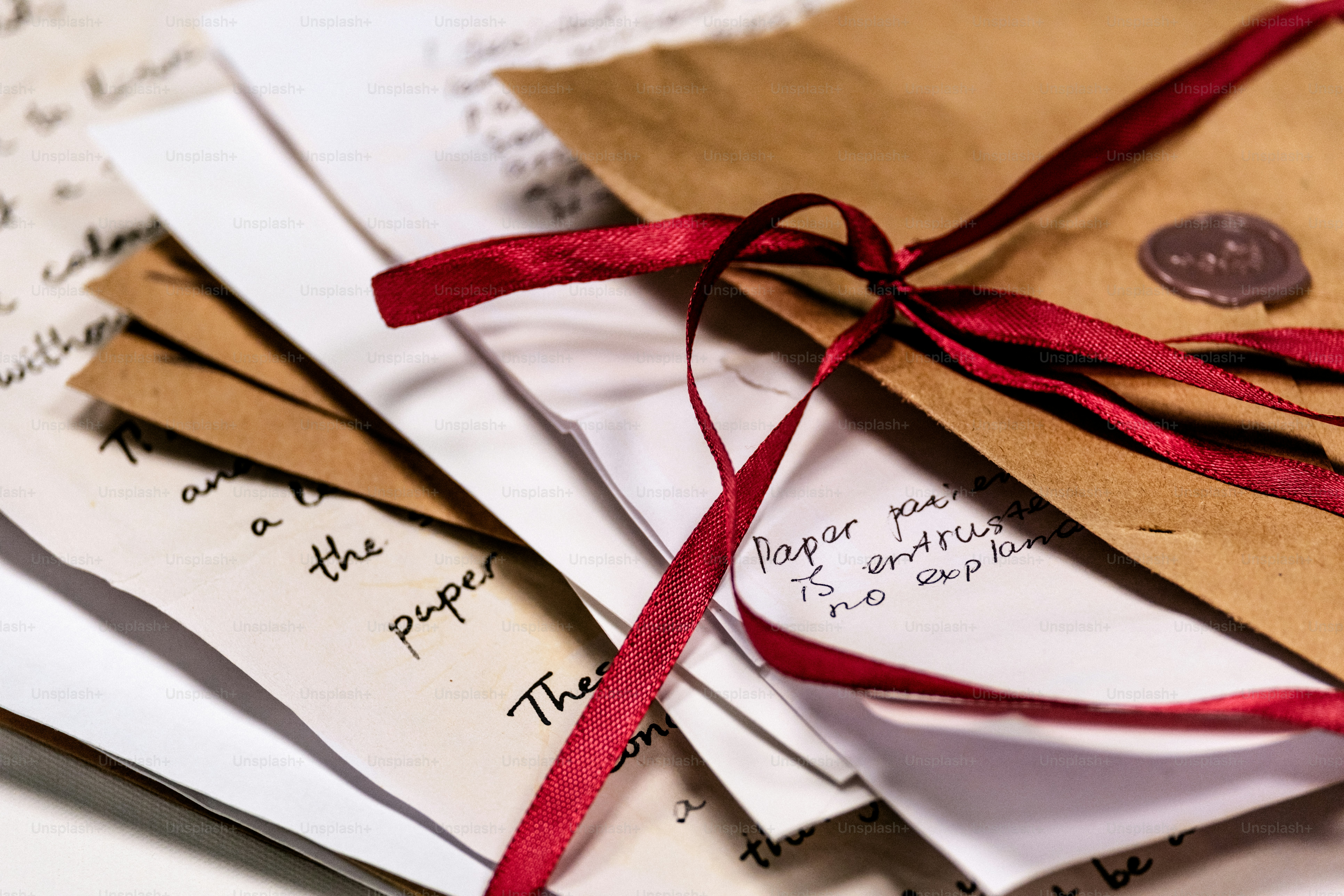 Pila de cartas atadas con cinta roja