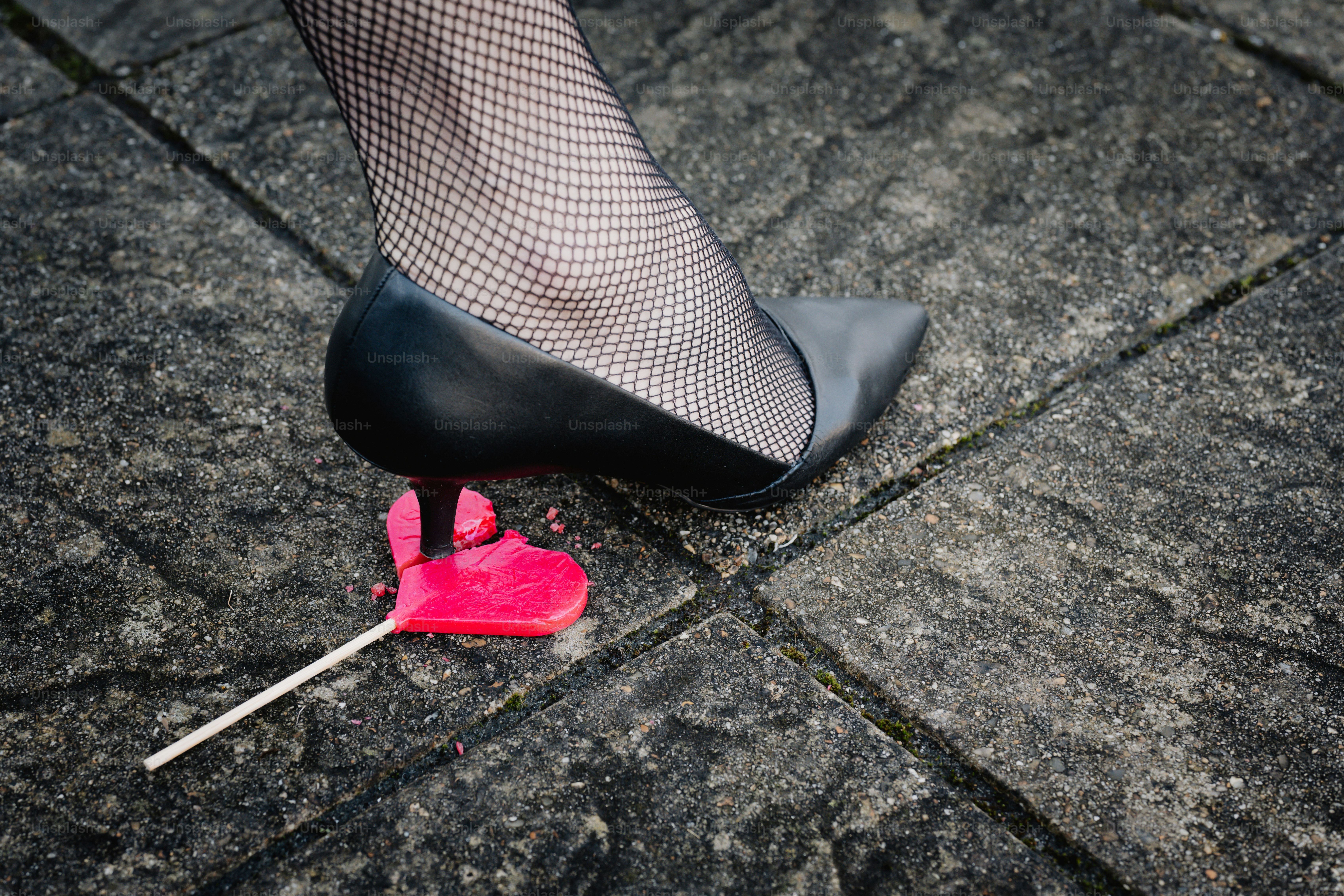 하이힐이 하트 모양 롤리팝을 짓누르고 있어.