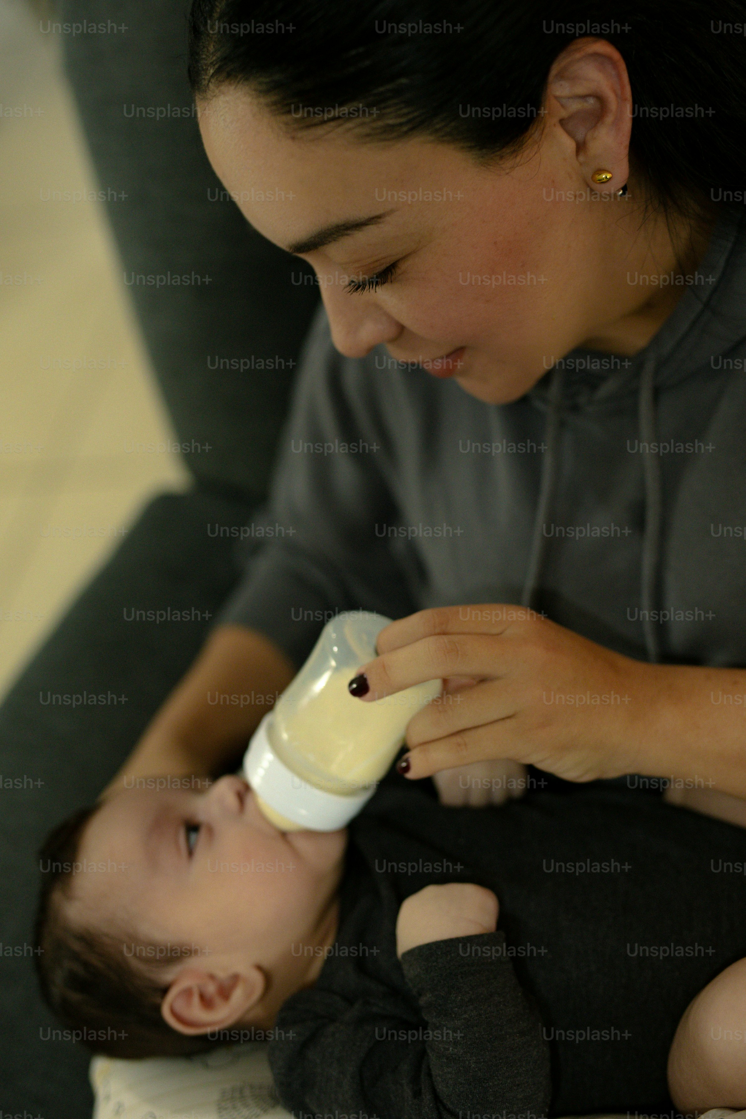 Mãe alimentando o bebê com mamadeira
