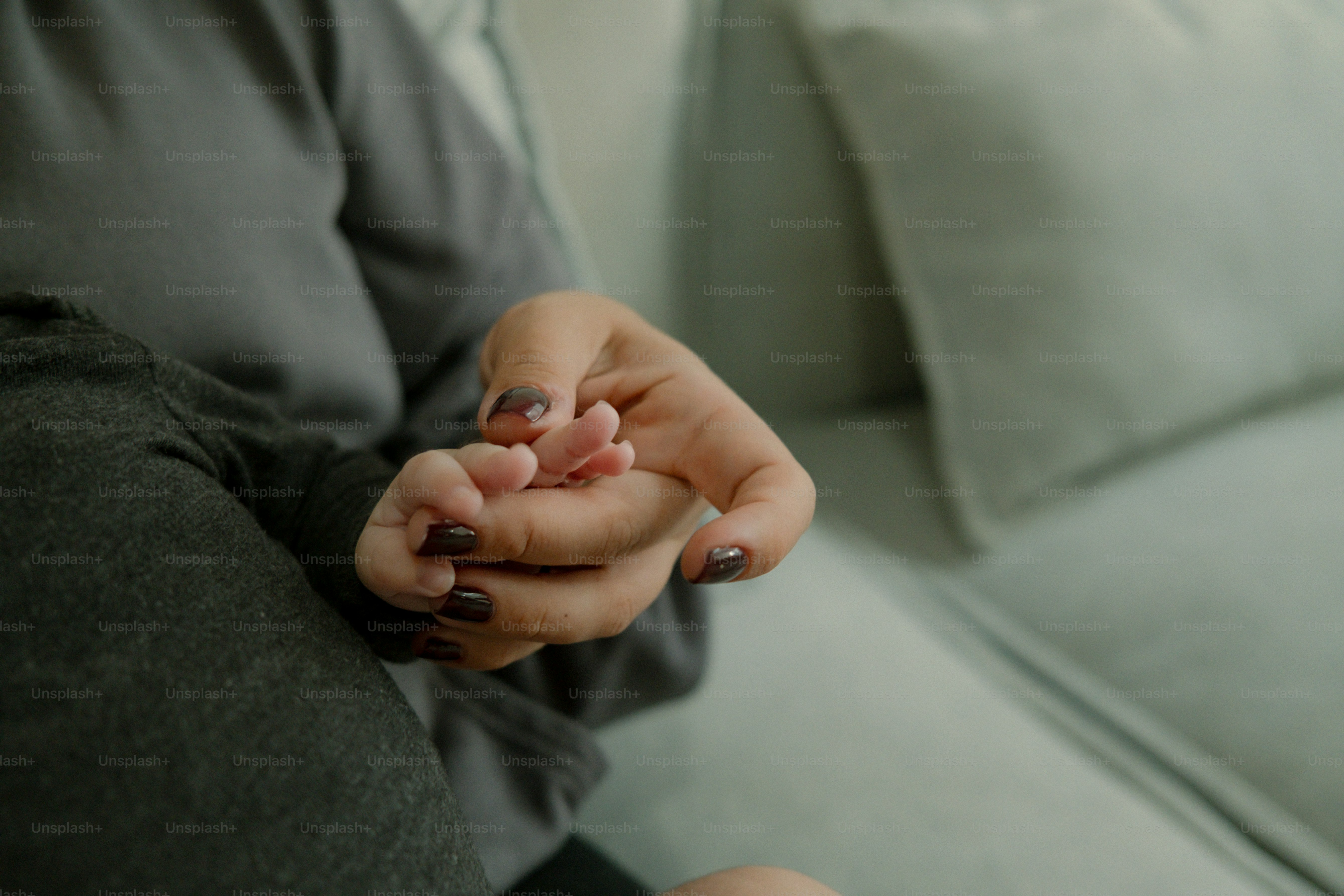 Mãe segurando os pés minúsculos do bebê recém-nascido
