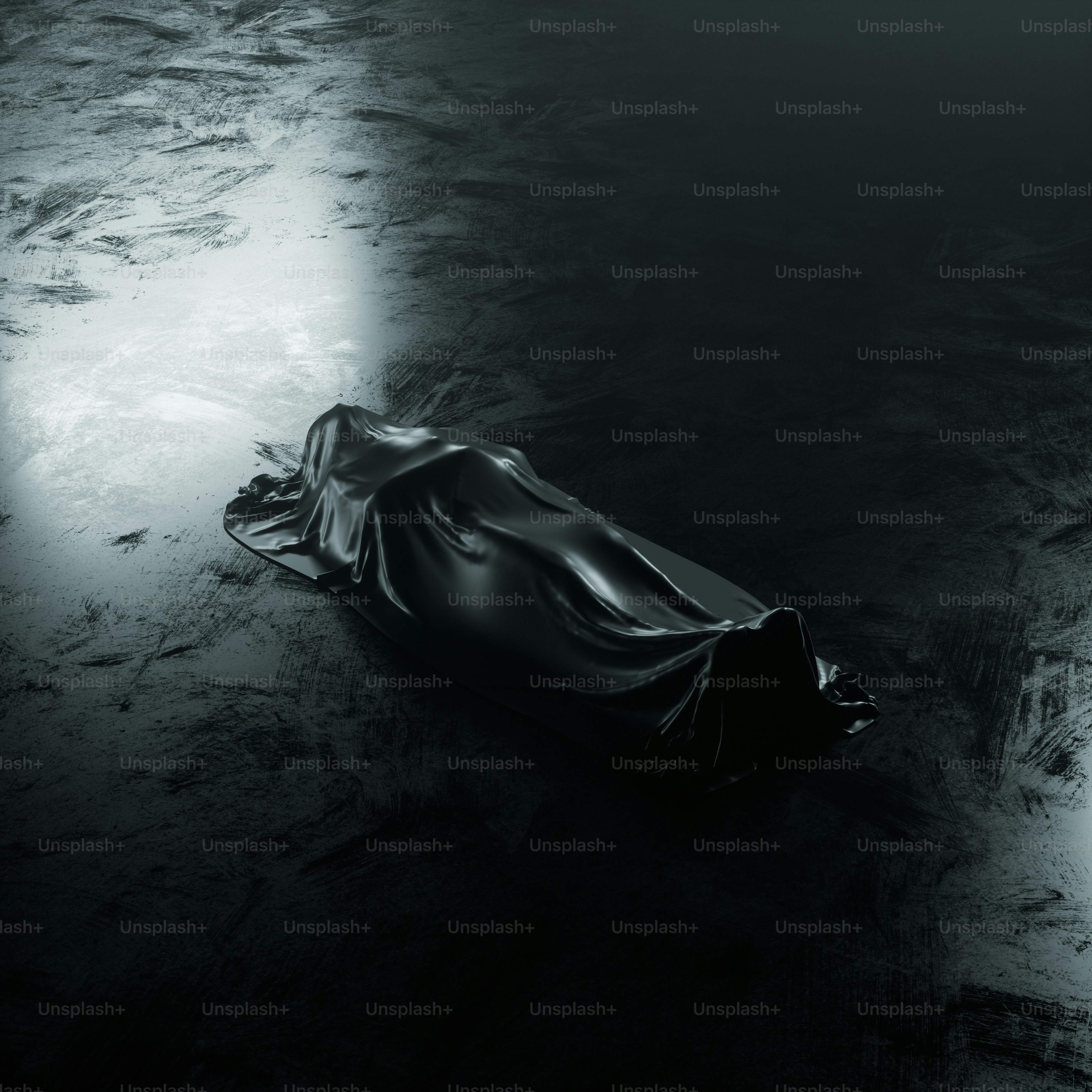 床に暗い布で覆われた遺体。