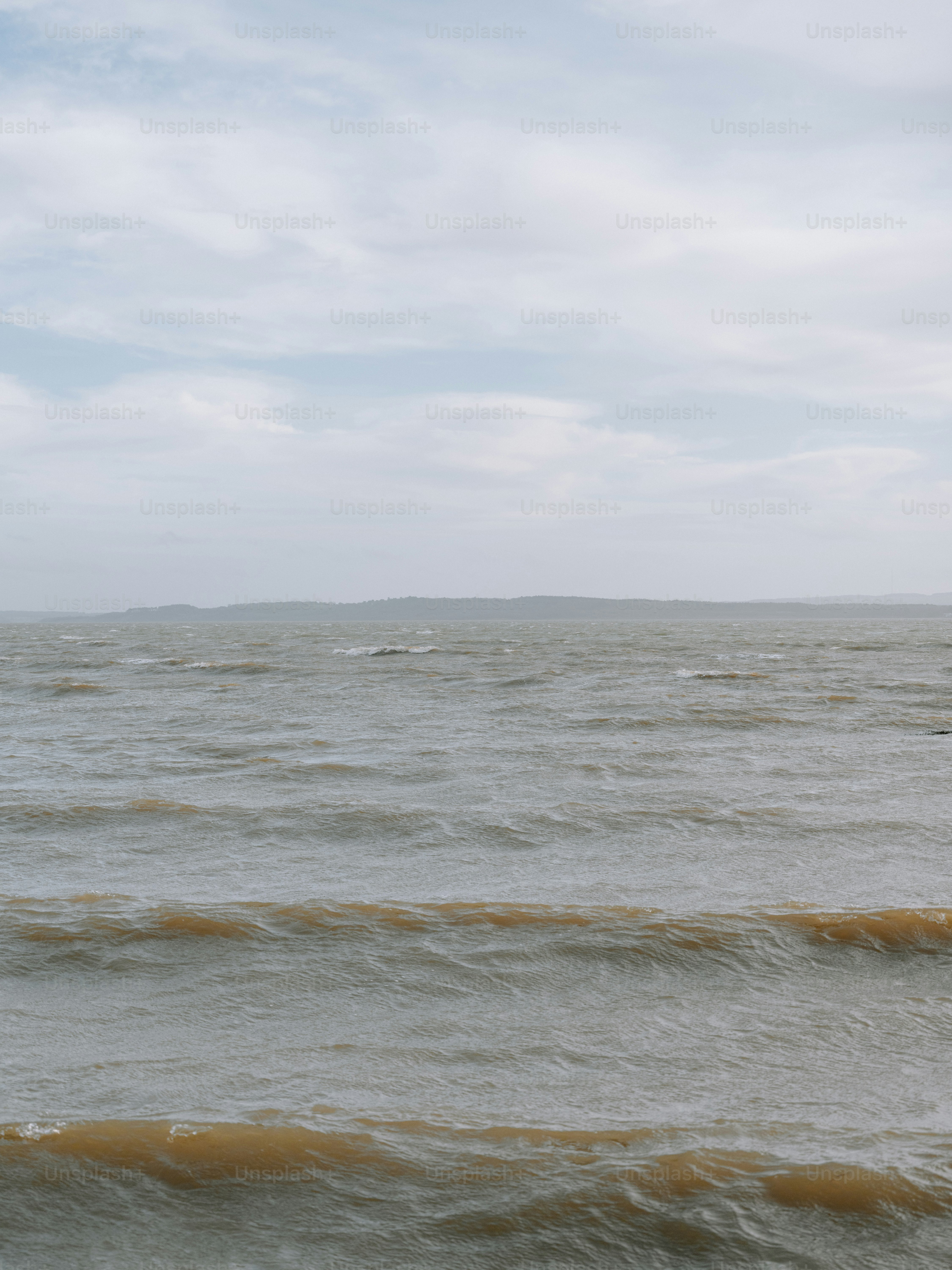 De douces vagues roulent sur un vaste plan d’eau.