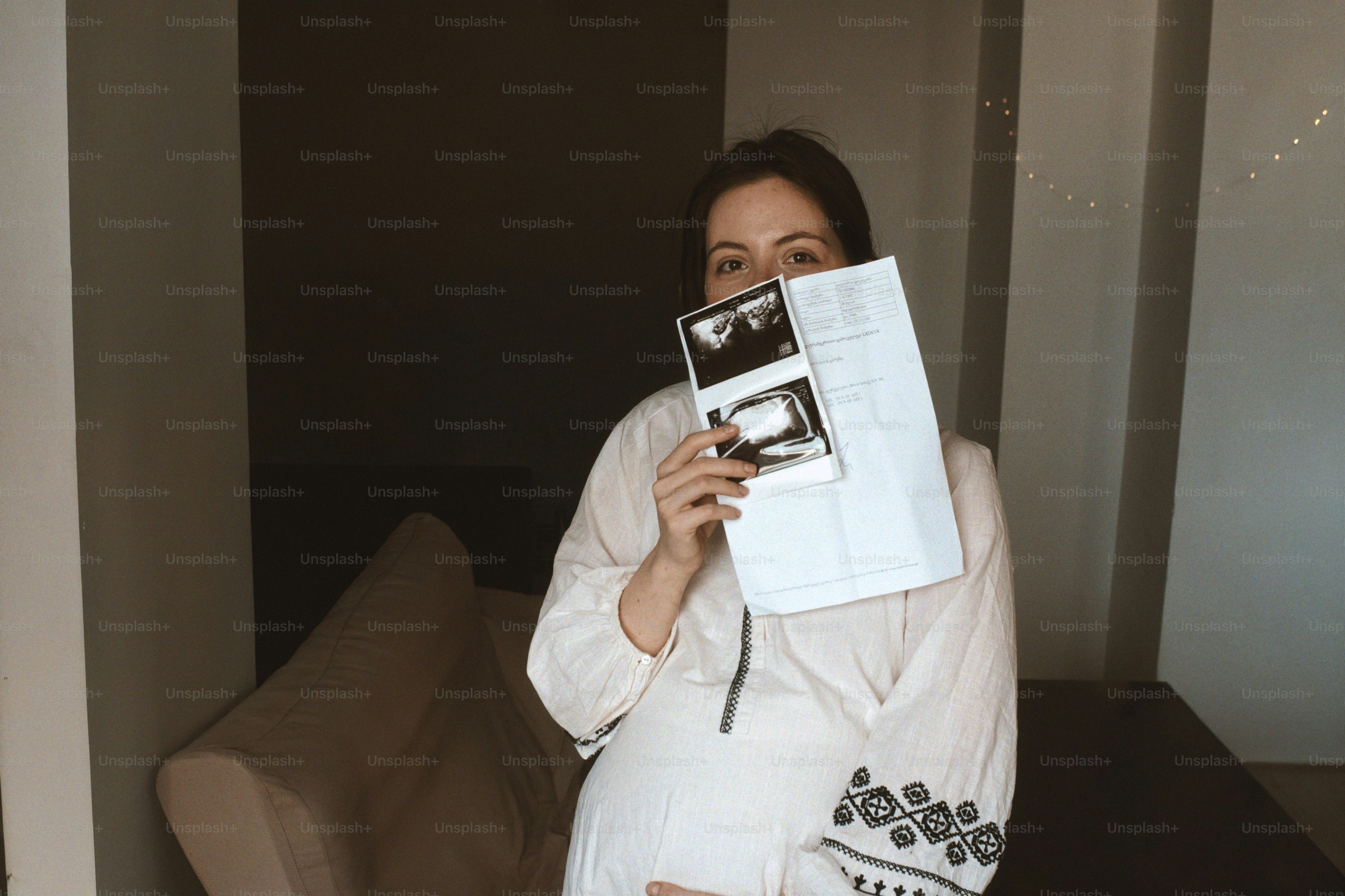 Femme enceinte tenant des images d’échographie