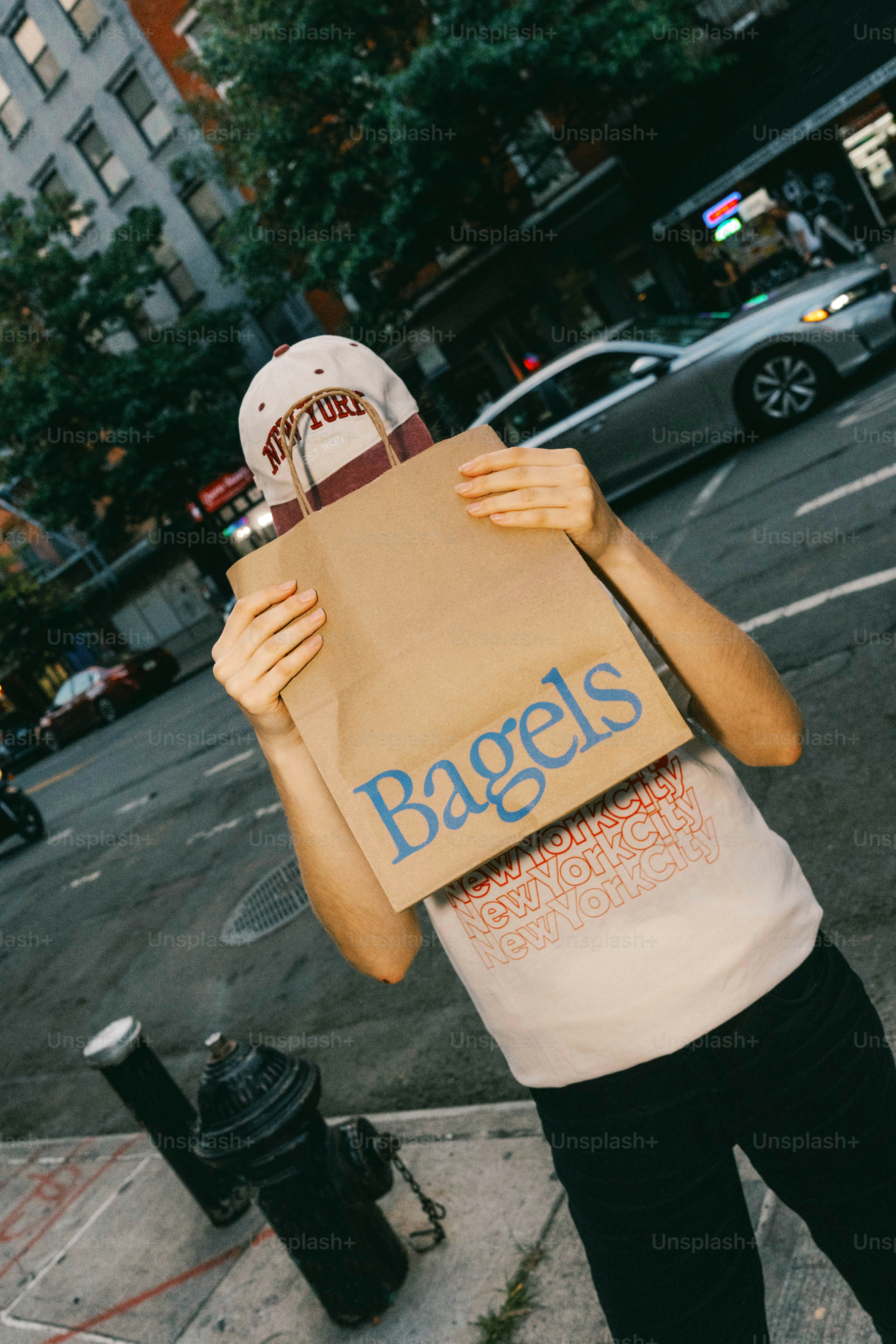 남자가 '베이글'이라고 적힌 가방을 들고 있어.