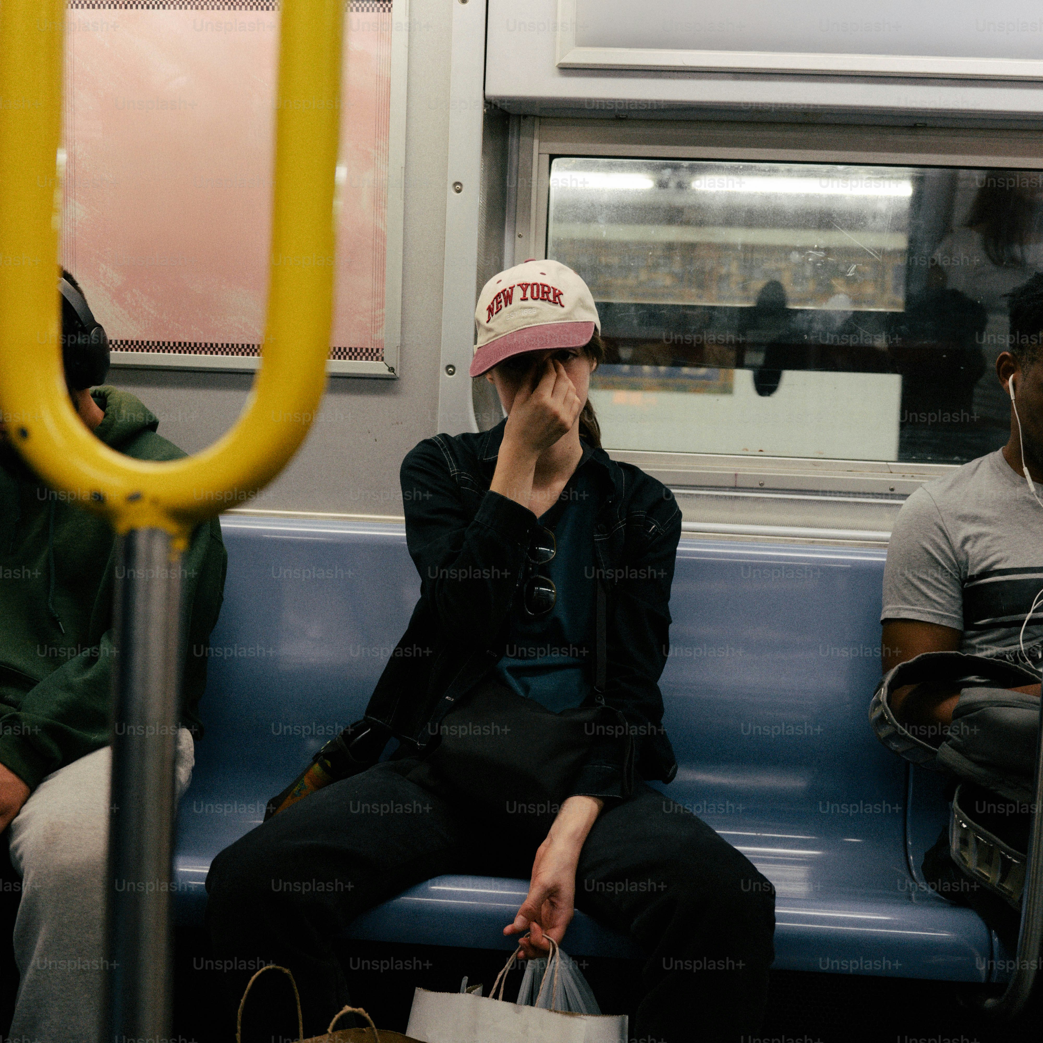 지하철에서 얼굴을 가린 여성.