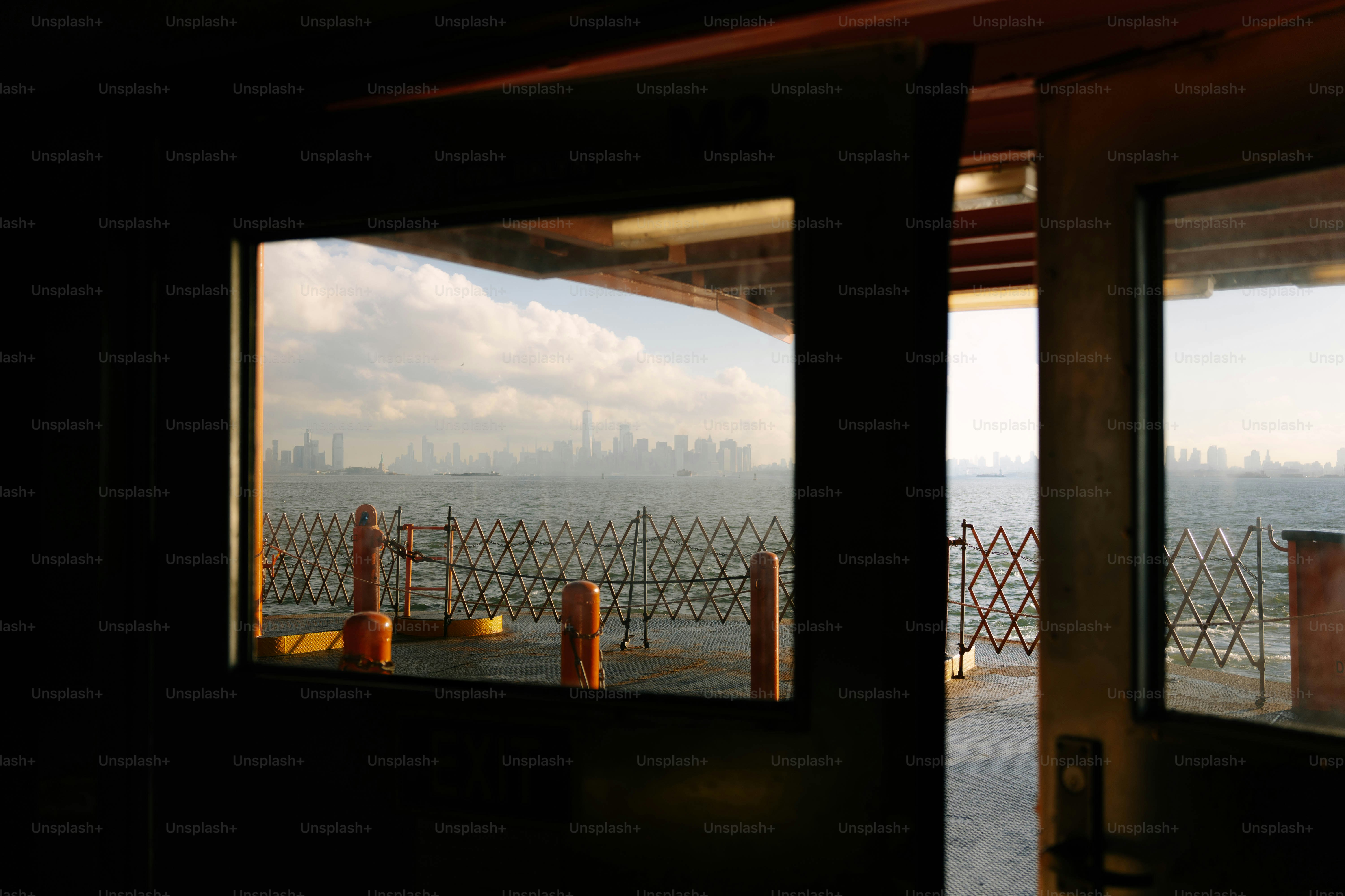페리 창문을 통해 본 도시 스카이라인.