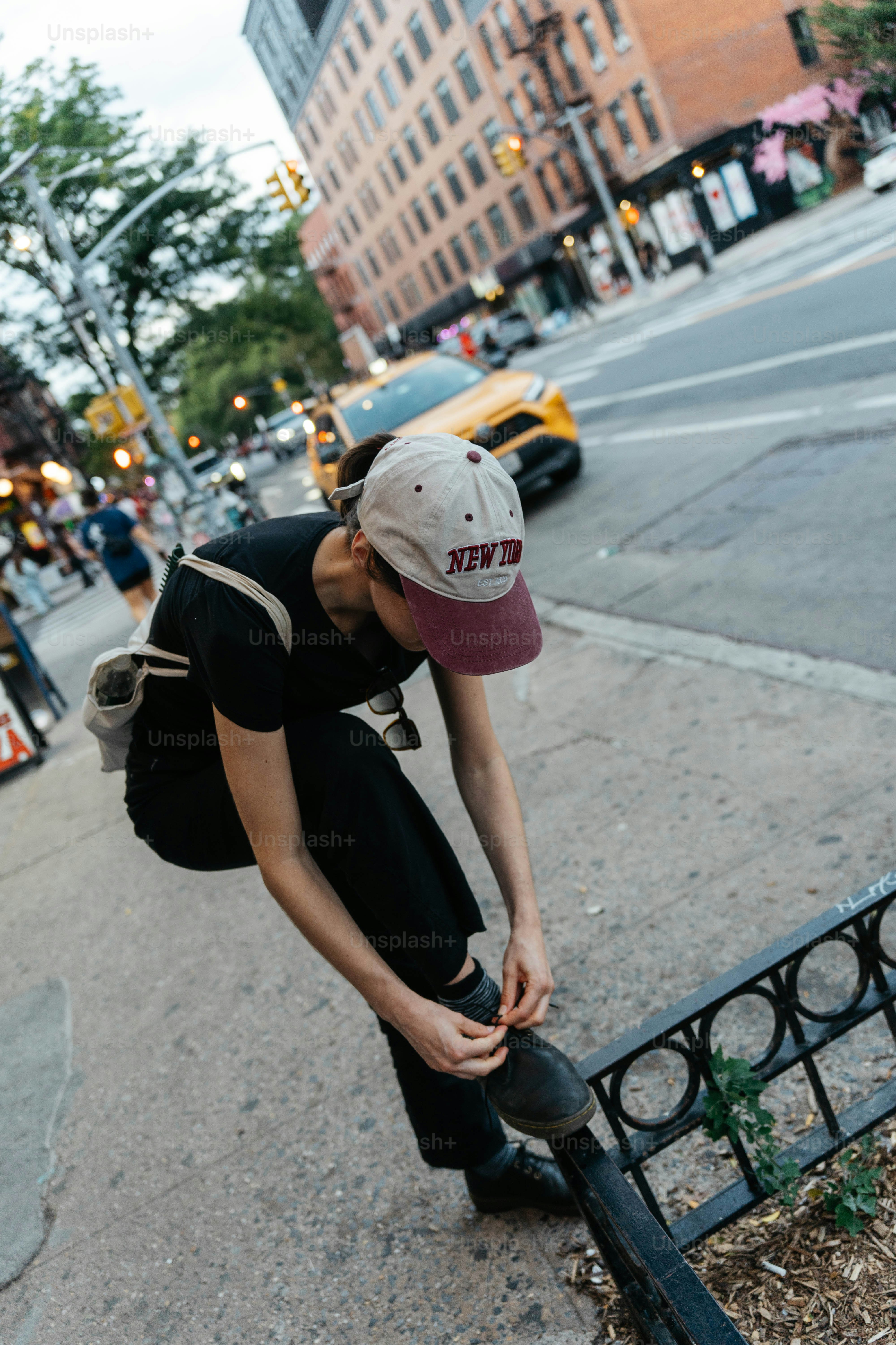 도시 인도에서 신발끈을 묶는 사람이