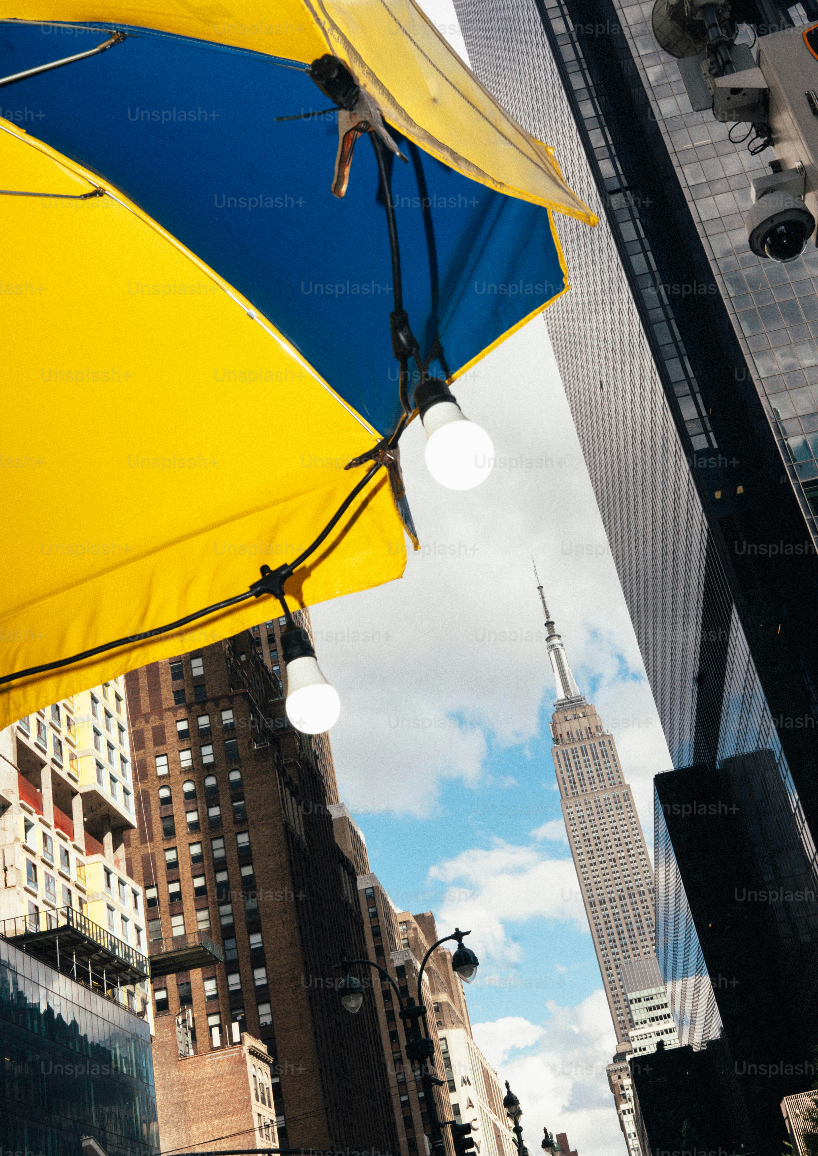 아래에서 본 엠파이어 스테이트 빌딩과 노란 우산