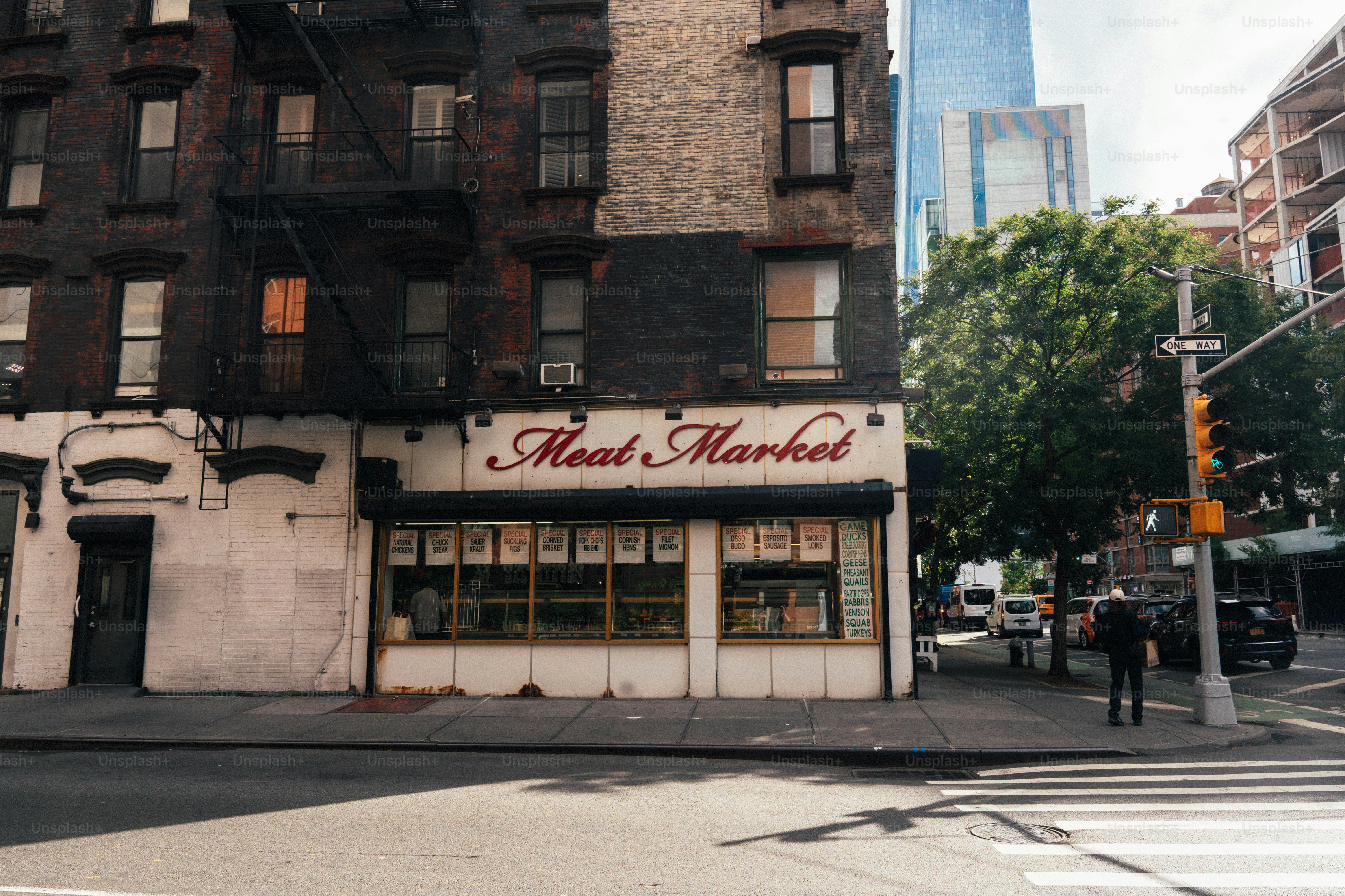 도시 거리의 한 정육점 상점.