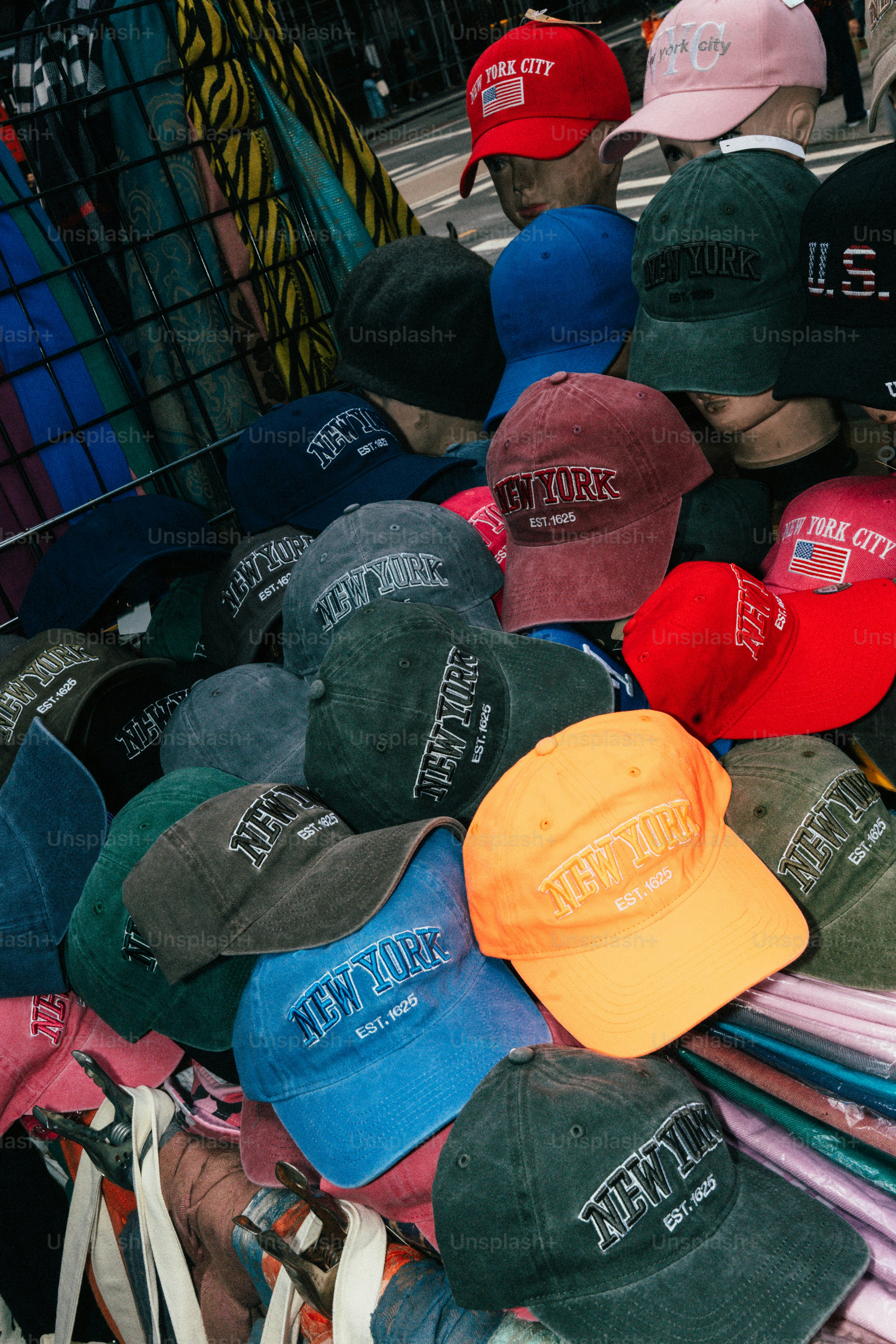 뉴욕시 야구 모자 더미