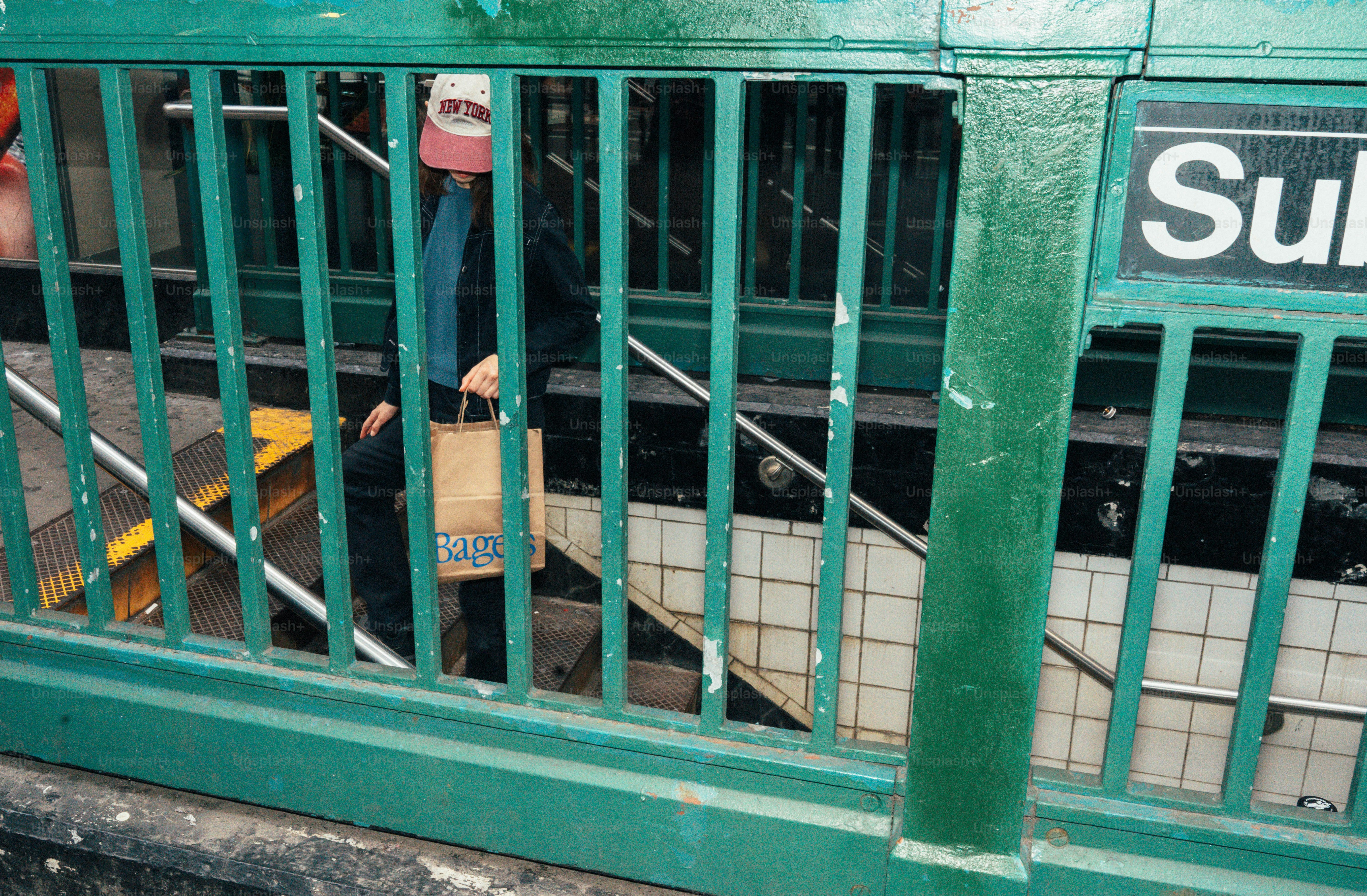 가방을 들고 지하철 계단을 내려가는 사람