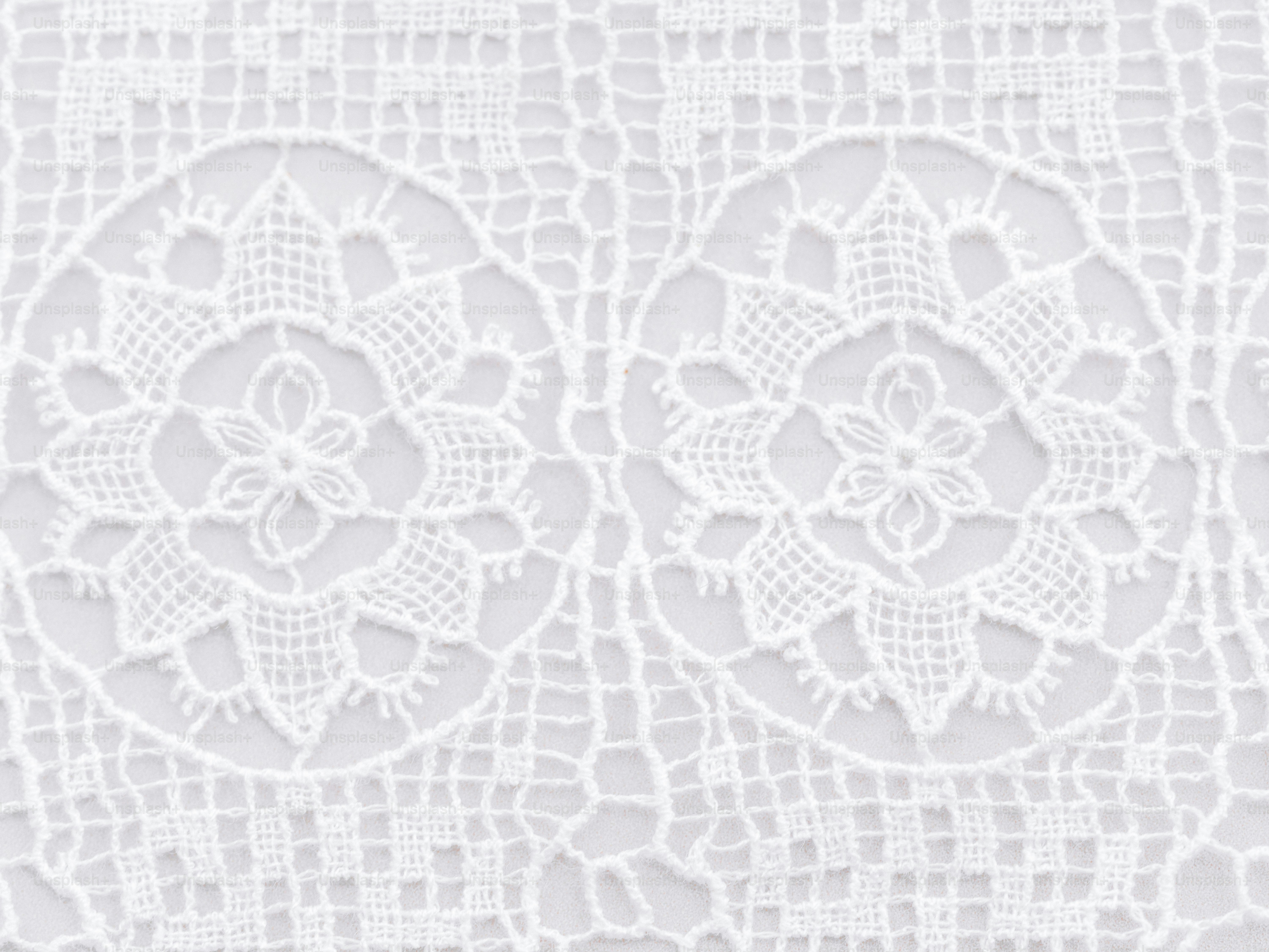 Dos patrones circulares blancos de encaje sobre fondo blanco