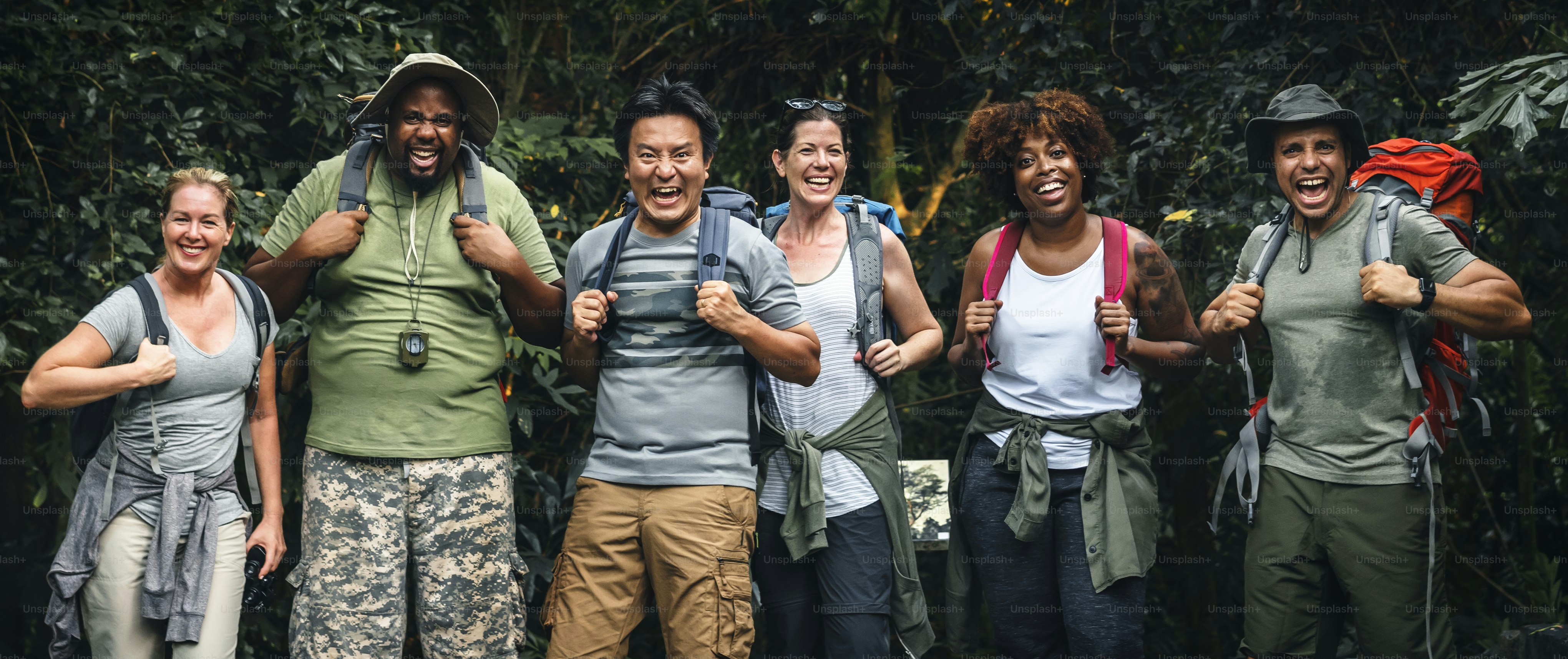 Groupe de campeurs heureux et diversifiés