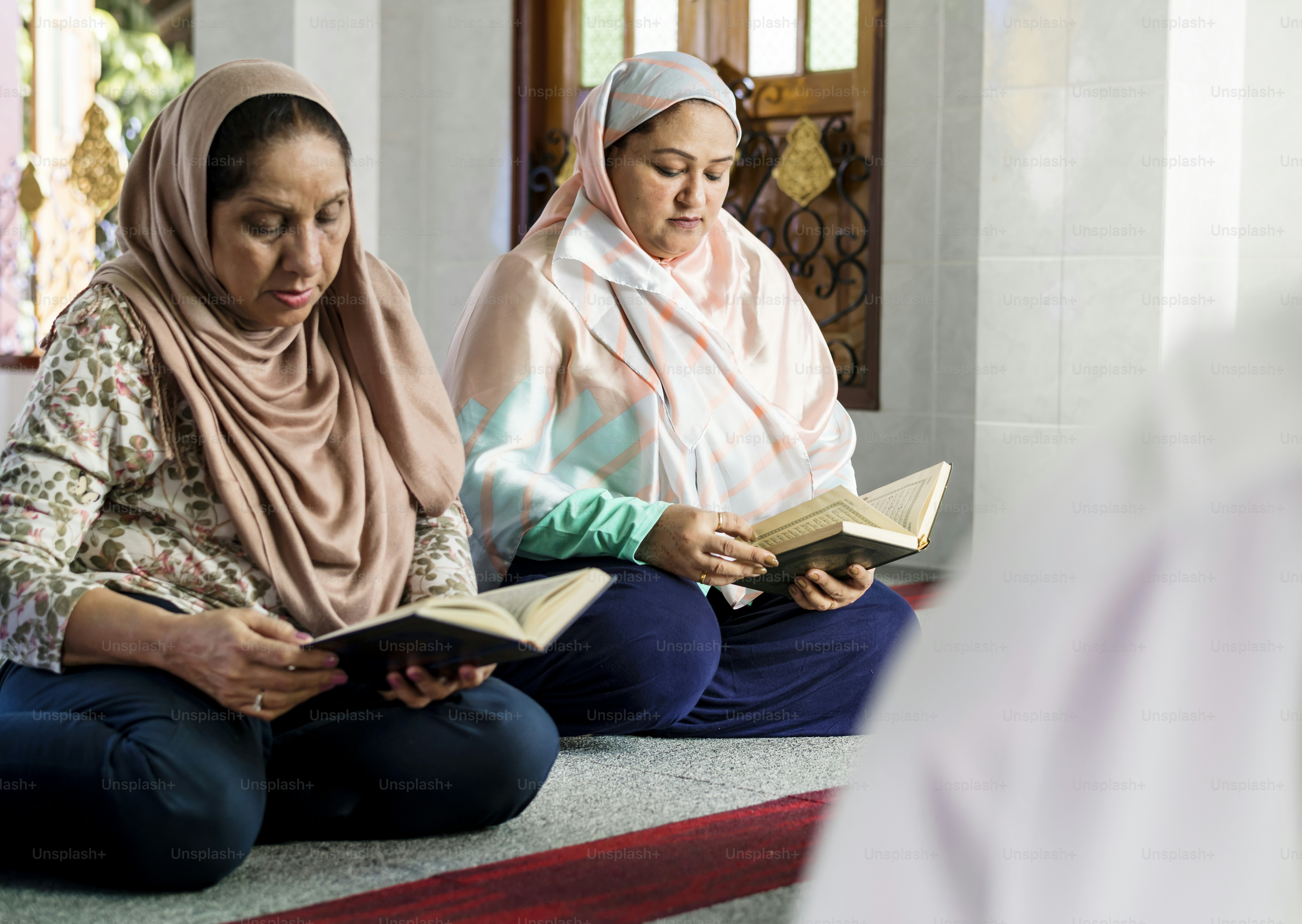 Musulmani che leggono il Corano