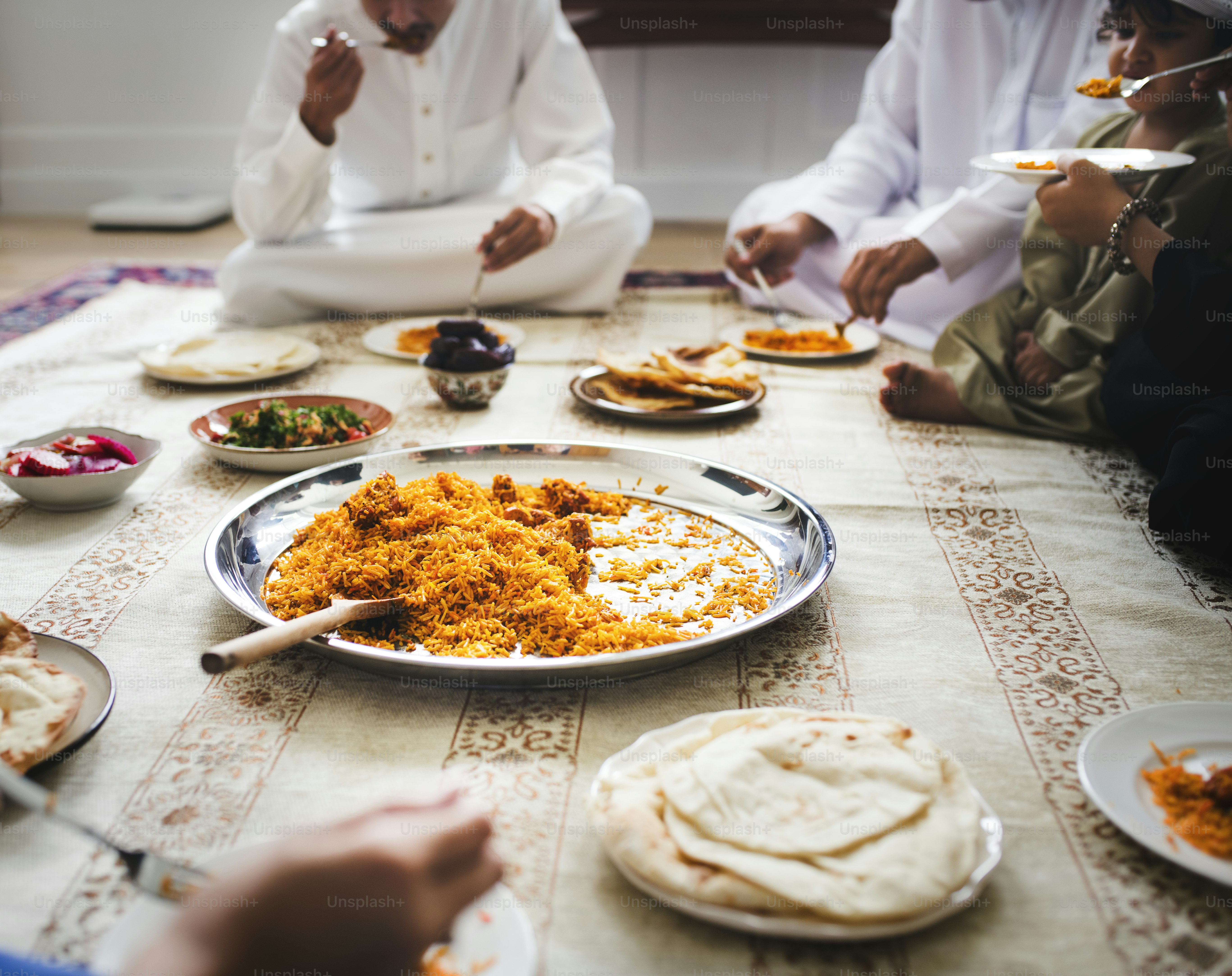 Keluarga Muslim makan malam di lantai