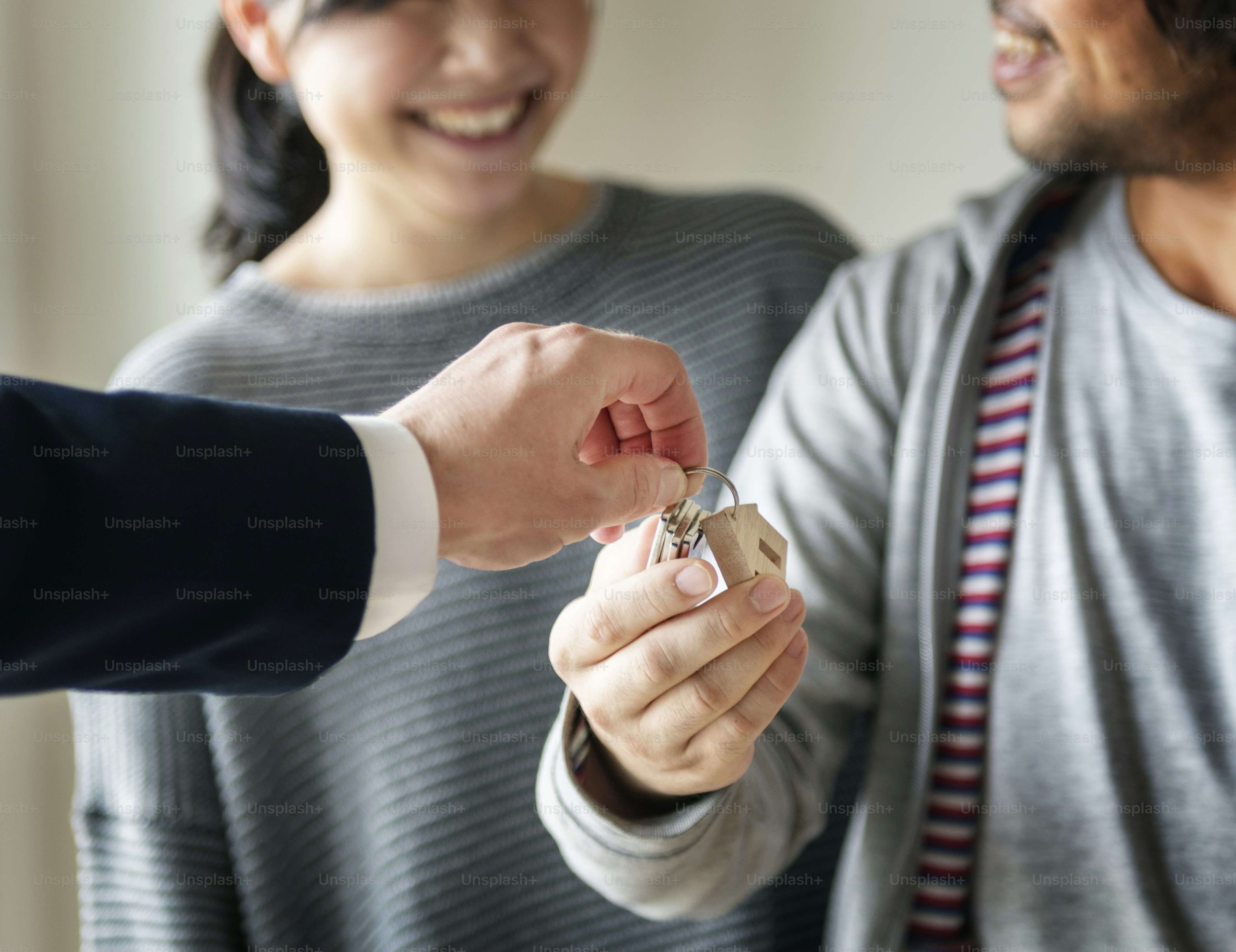 Famille asiatique achète une nouvelle maison