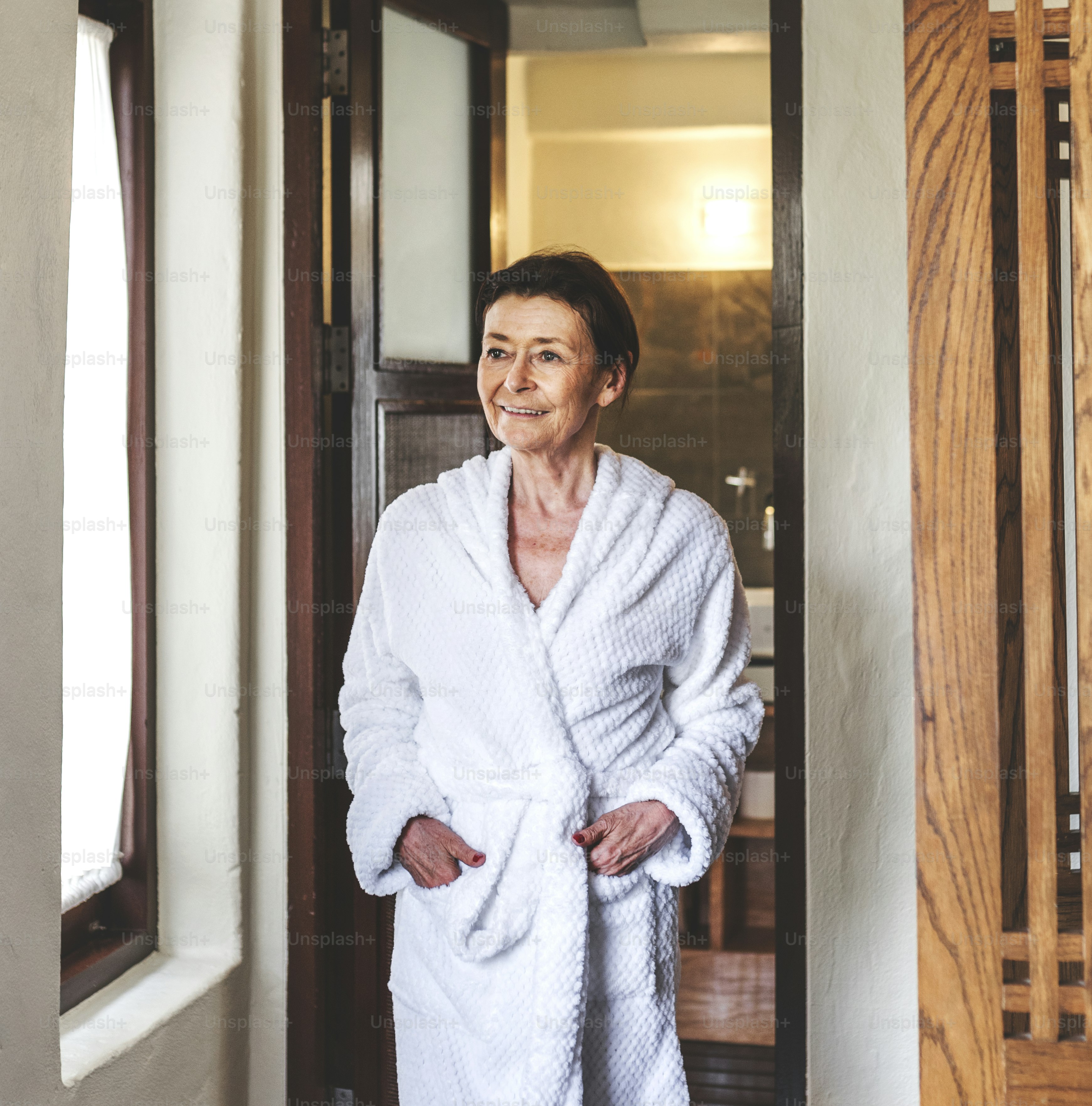Donna matura in accappatoio in un resort