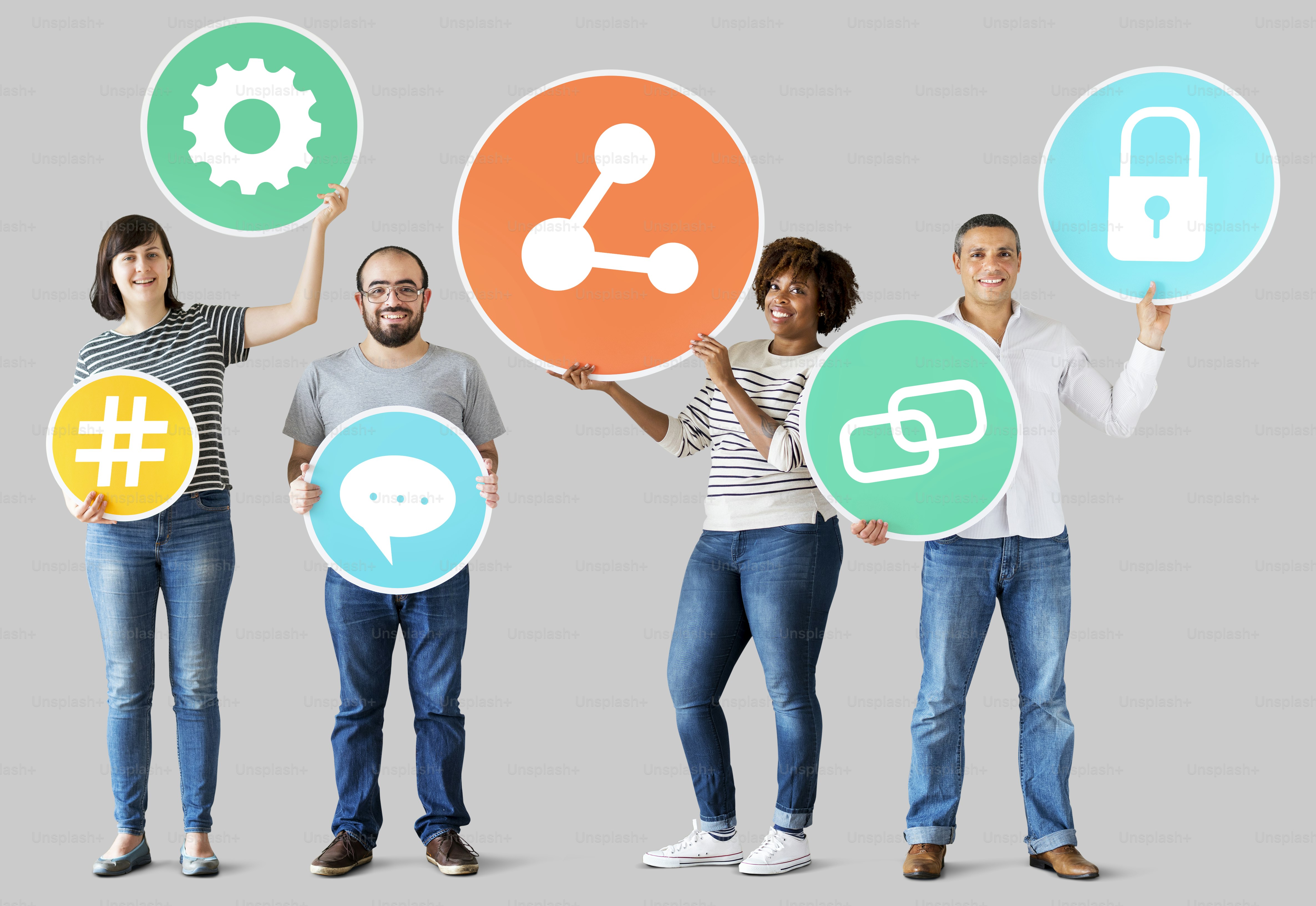 Des personnes diverses avec des icônes sur les réseaux sociaux