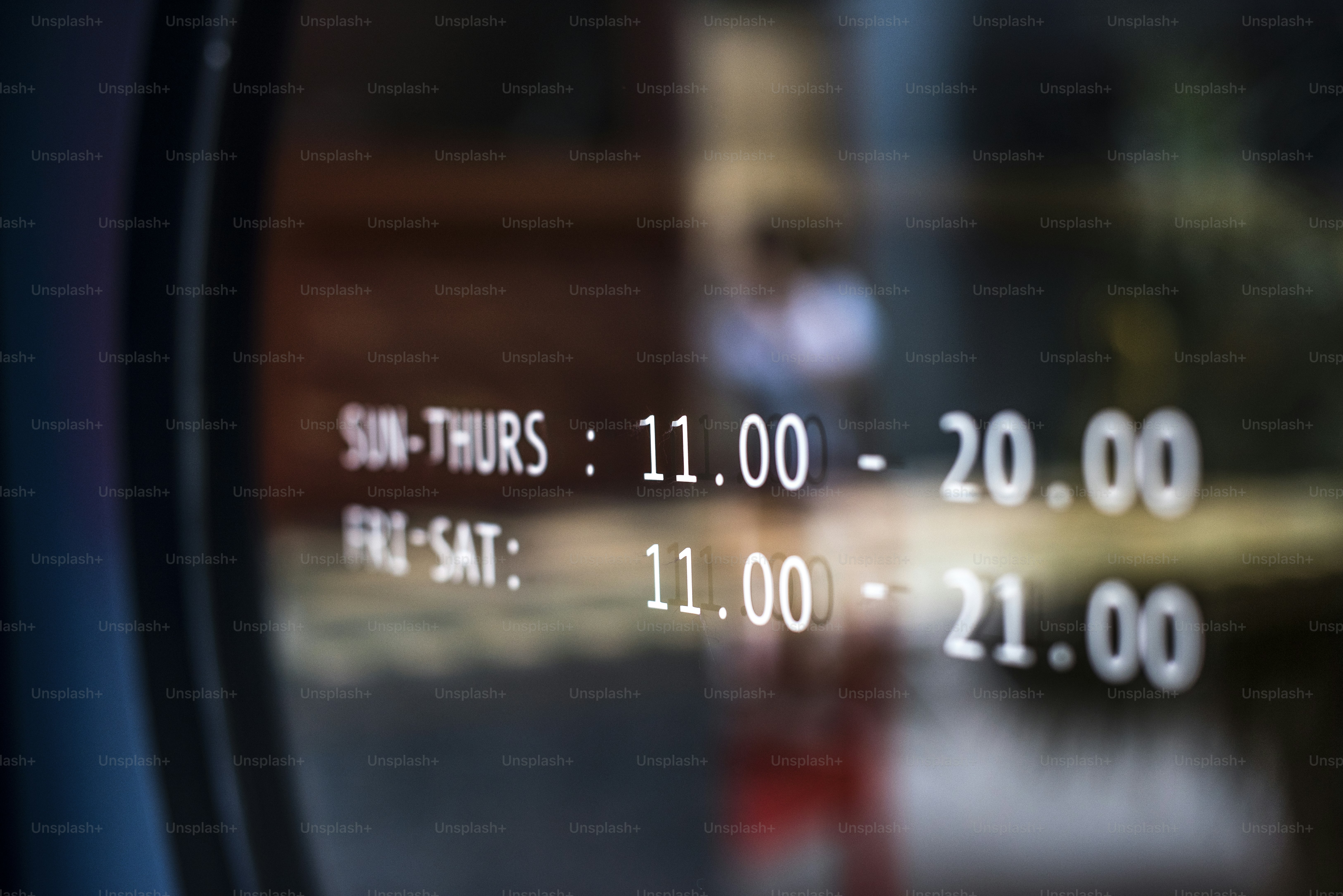 Annonce des heures d’ouverture sur une fenêtre