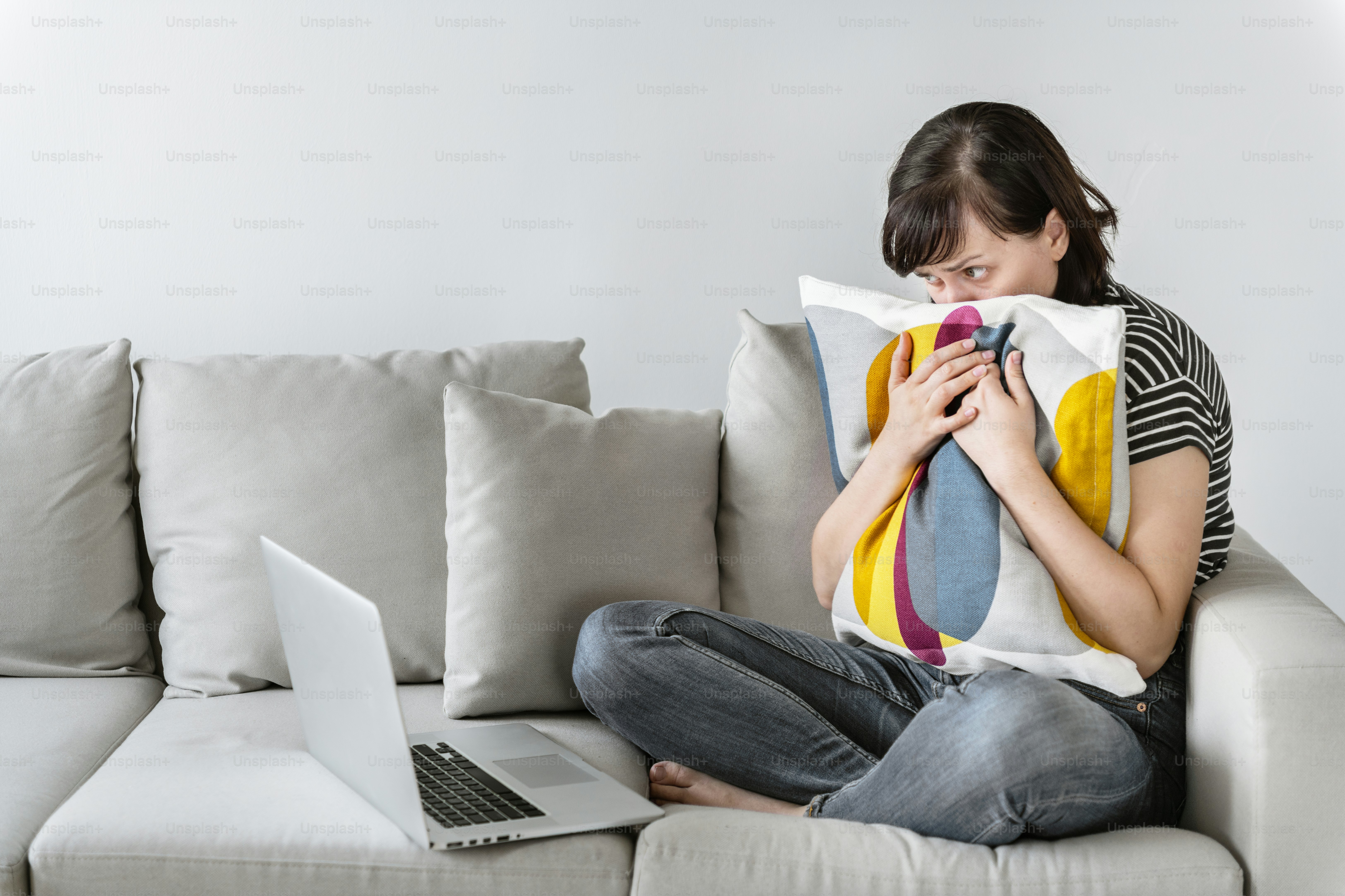 Weiße Frau benutzt Laptop