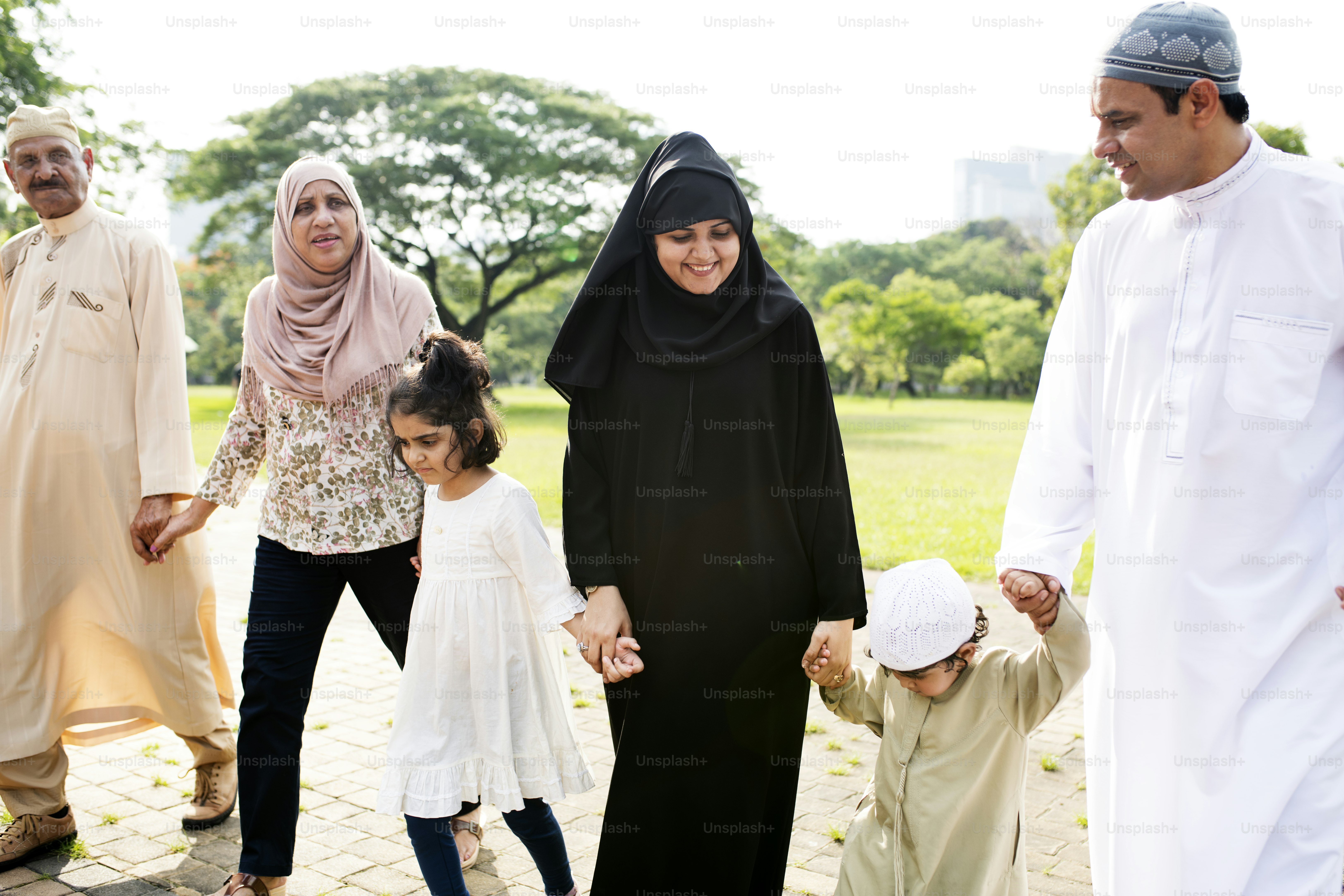 Keluarga Muslim bersenang-senang di luar ruangan