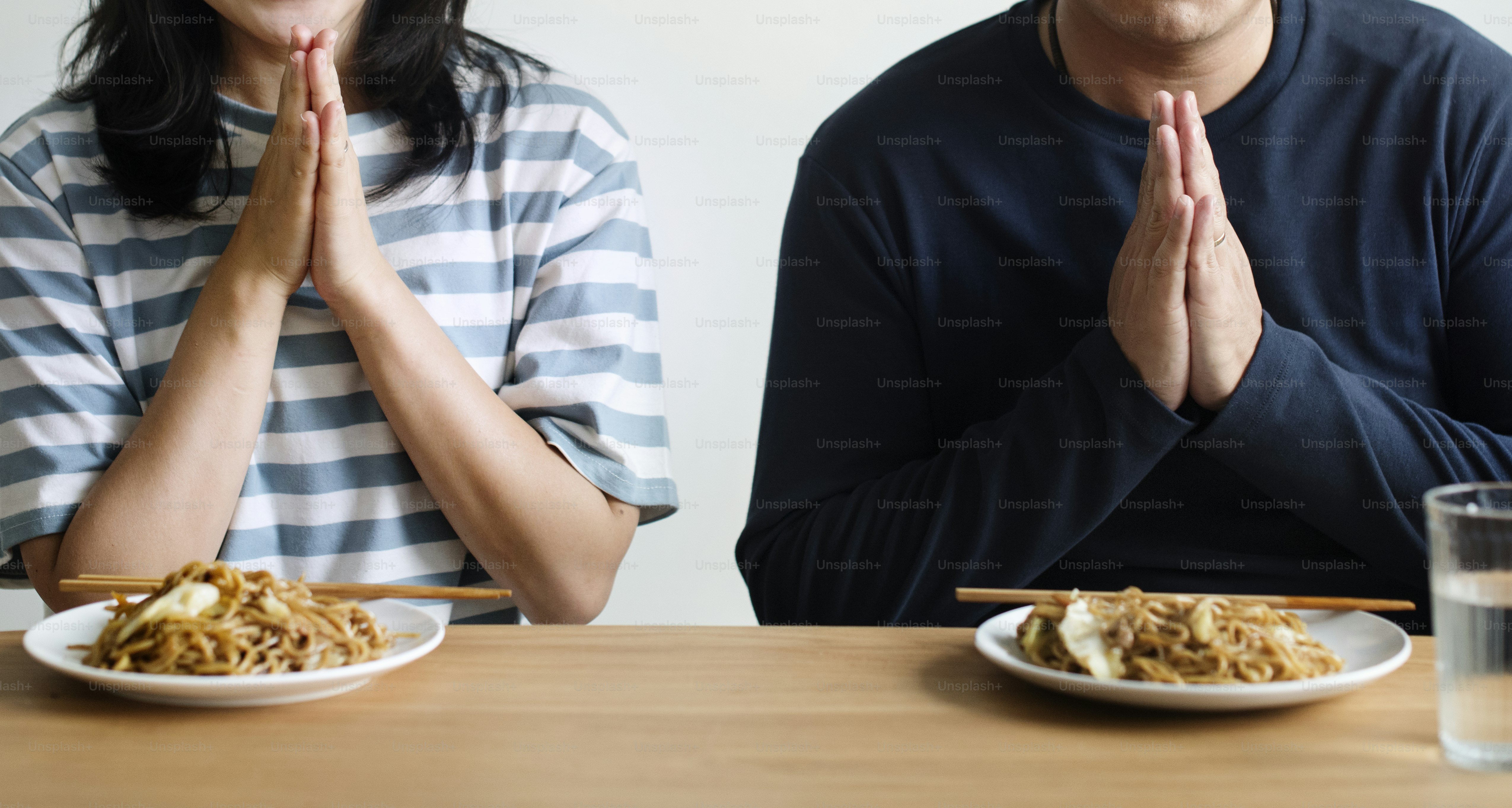 Pasangan Asia yang akan makan mie