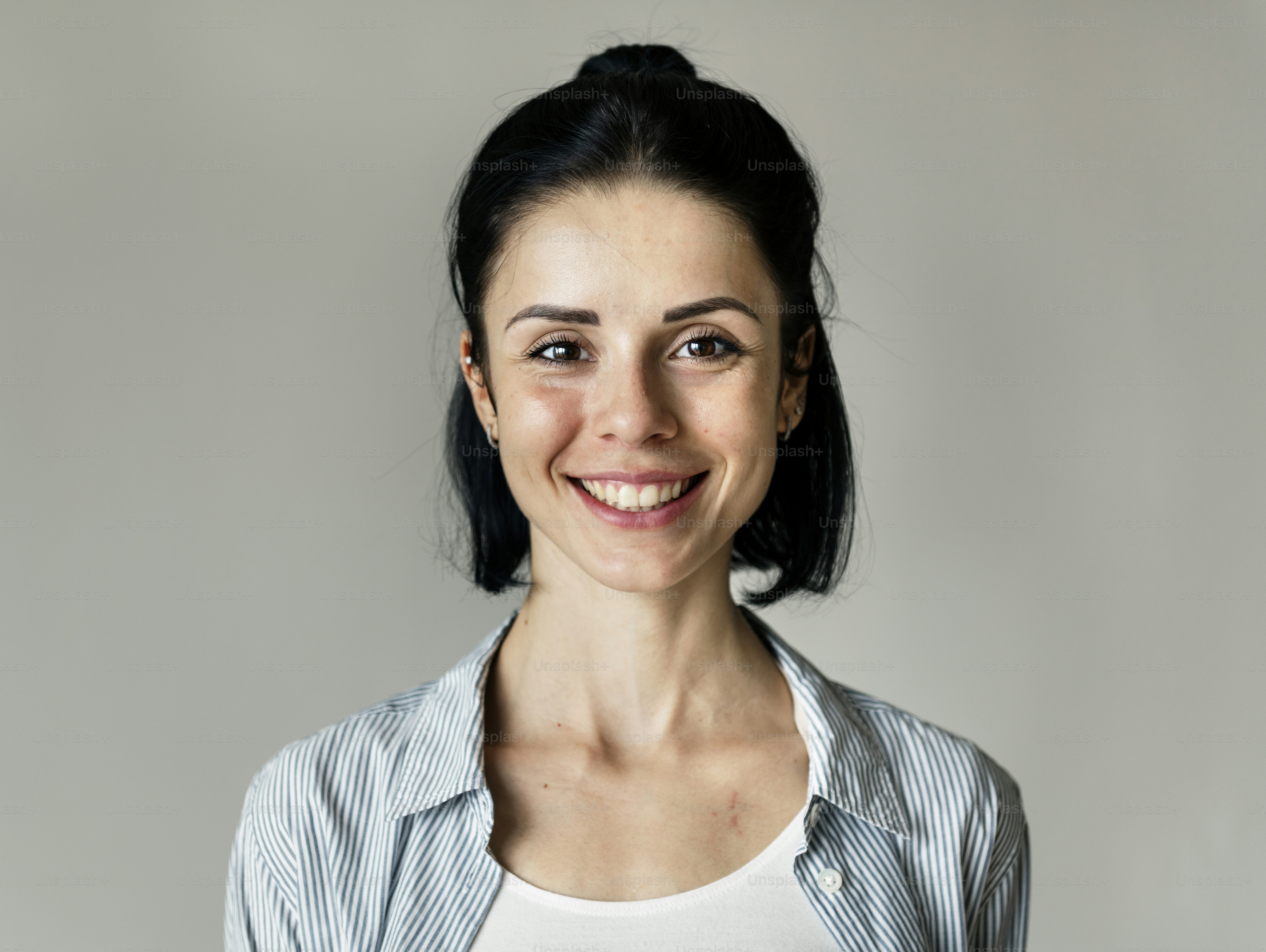 Ritratto di una donna caucasica allegra