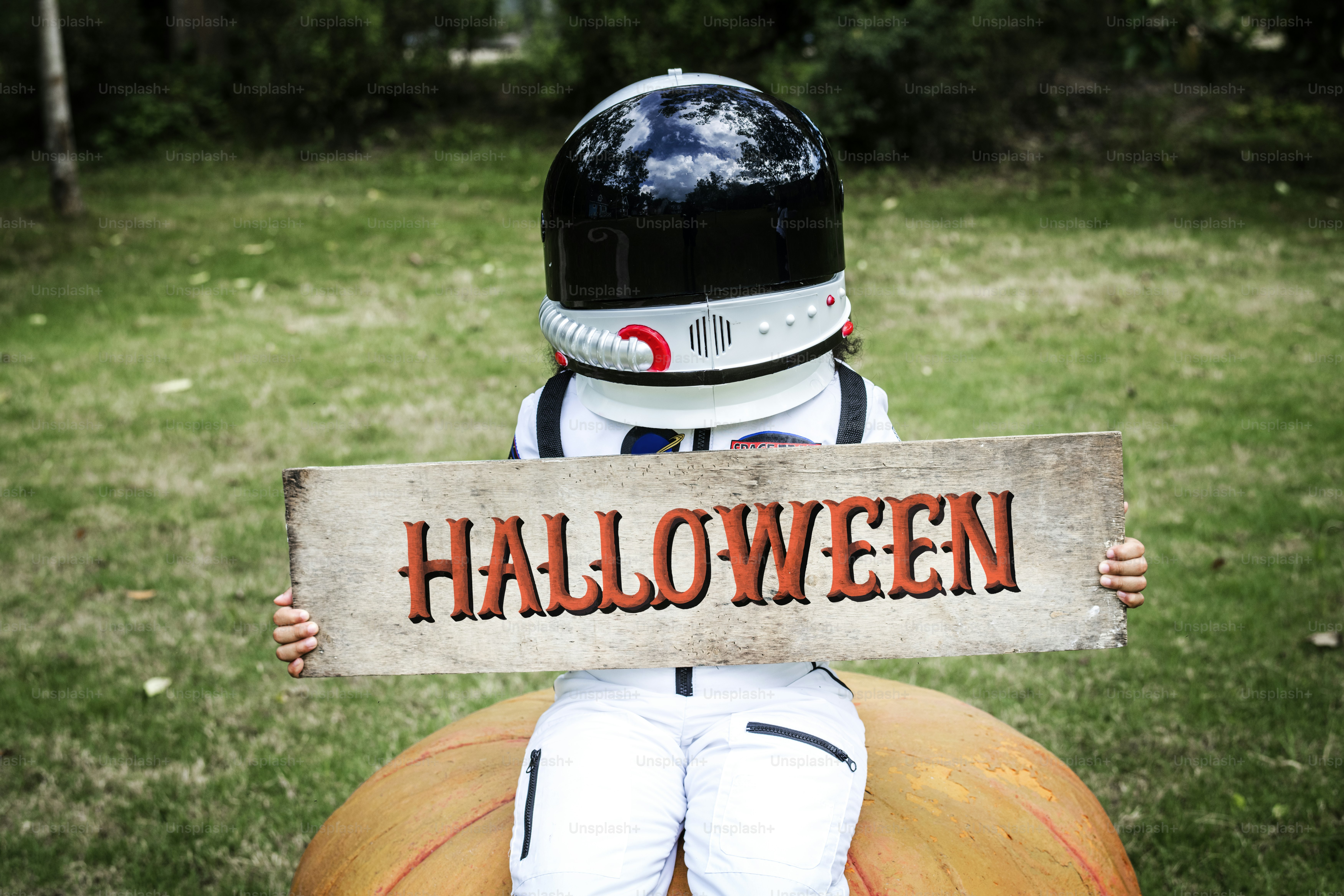 Gadis kecil berdandan untuk Halloween