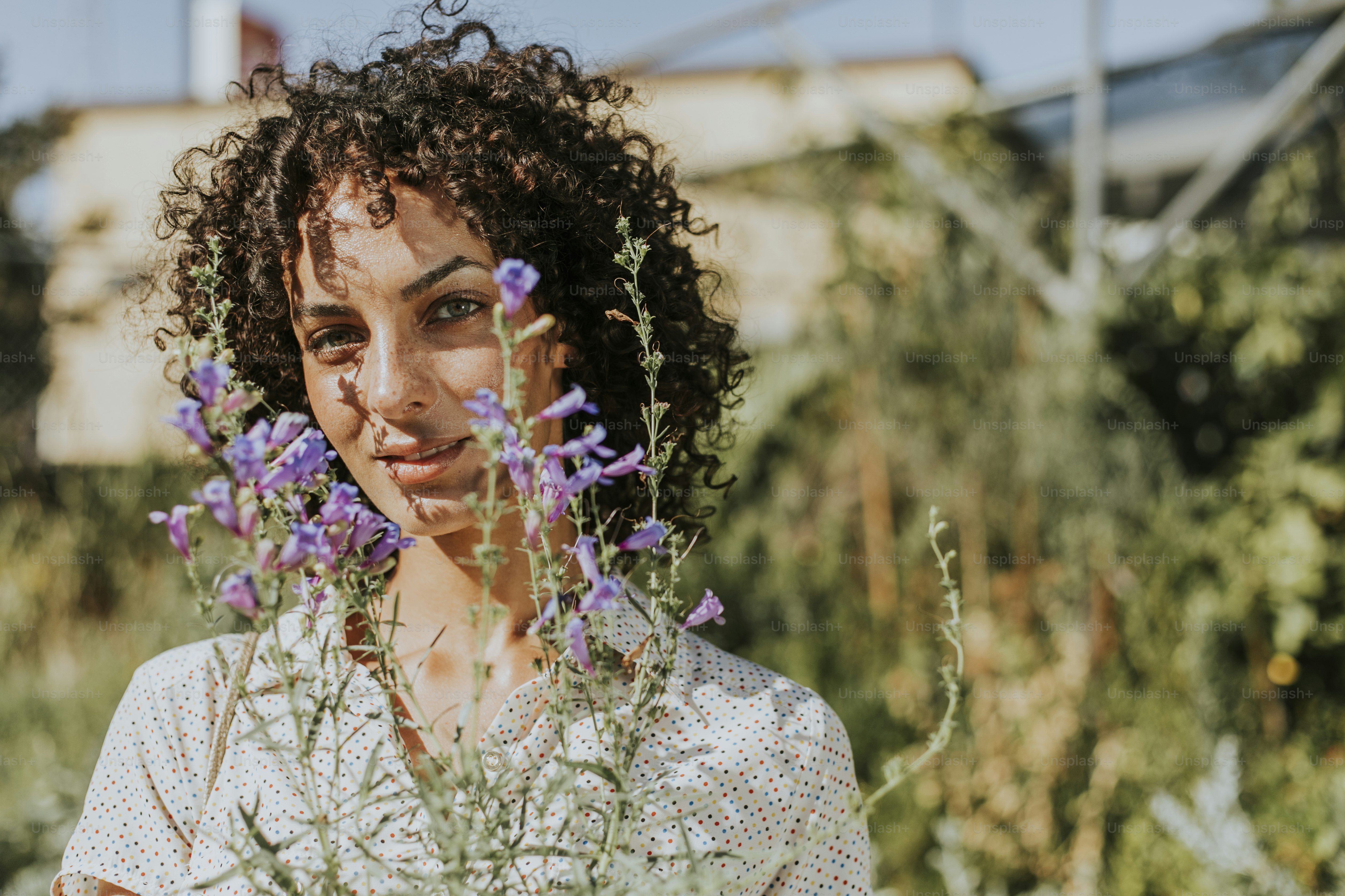 Mujer comprando flores en un vivero